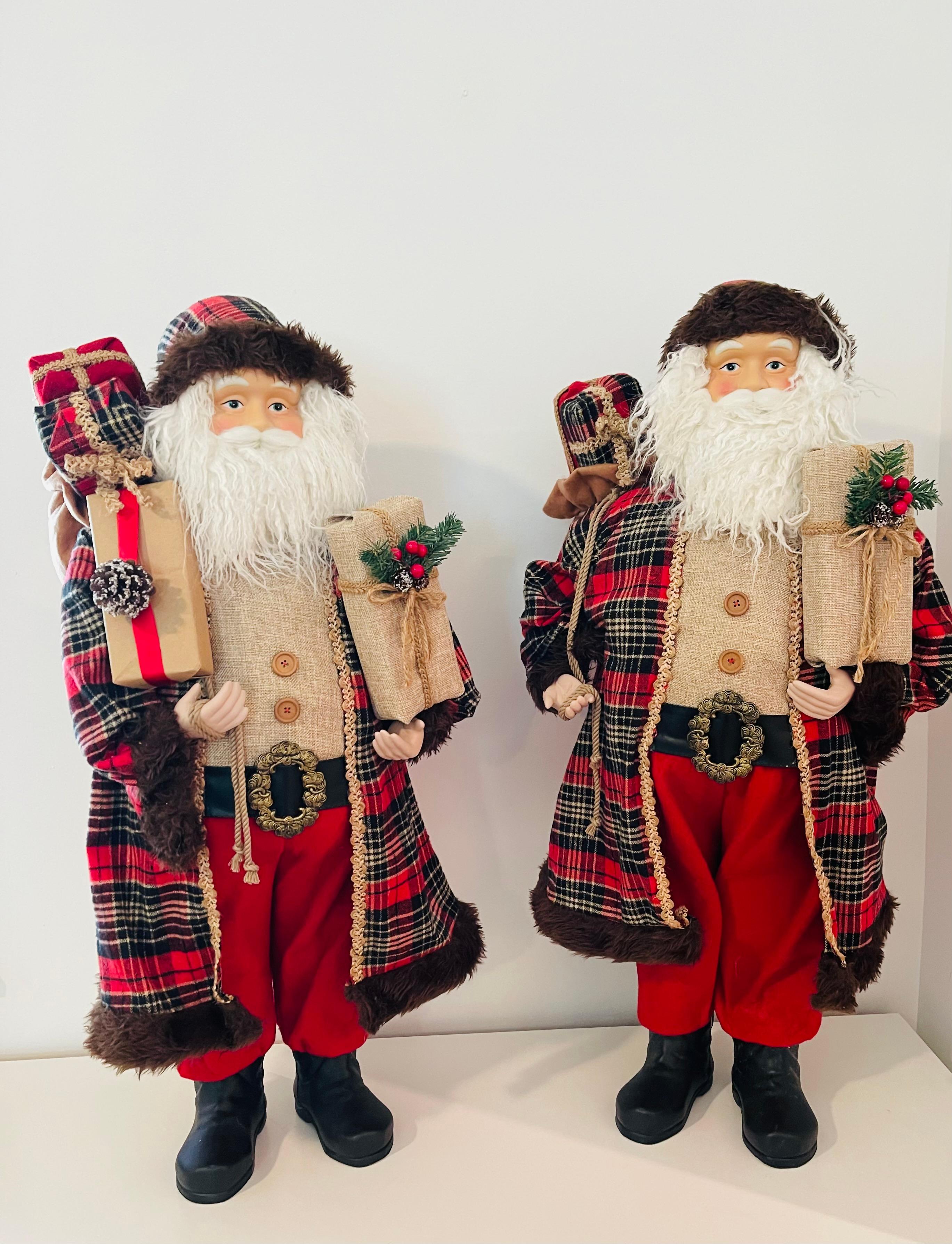 Splendida coppia di figure da esposizione di Babbo Natale vintage, alte 48 pollici, con sacchi di regali. Ottimi pezzi di arredamento per le feste. 