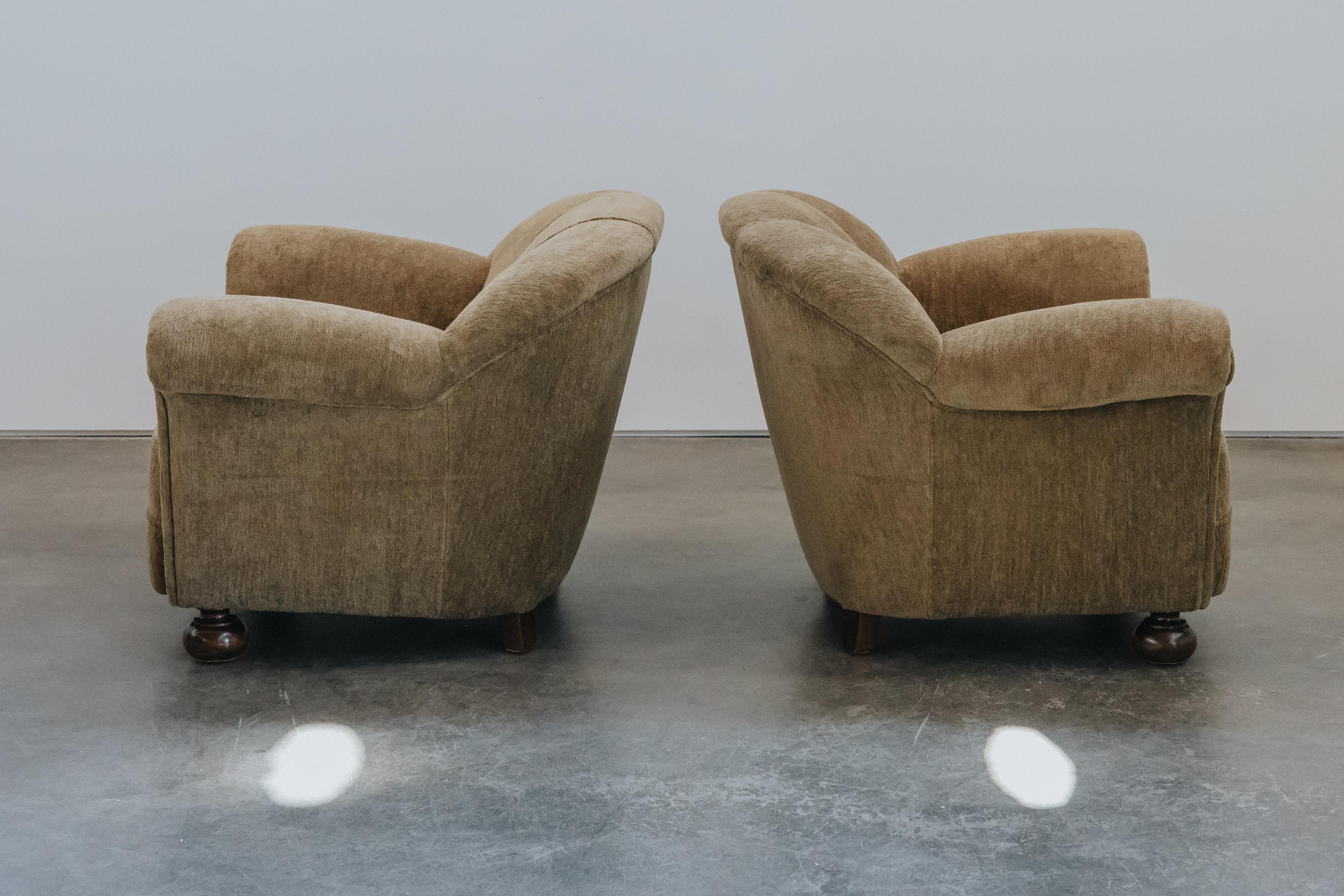 Tissu d'ameublement Paire de chaises longues festonnées du Danemark, Circa Vintage 1950 en vente