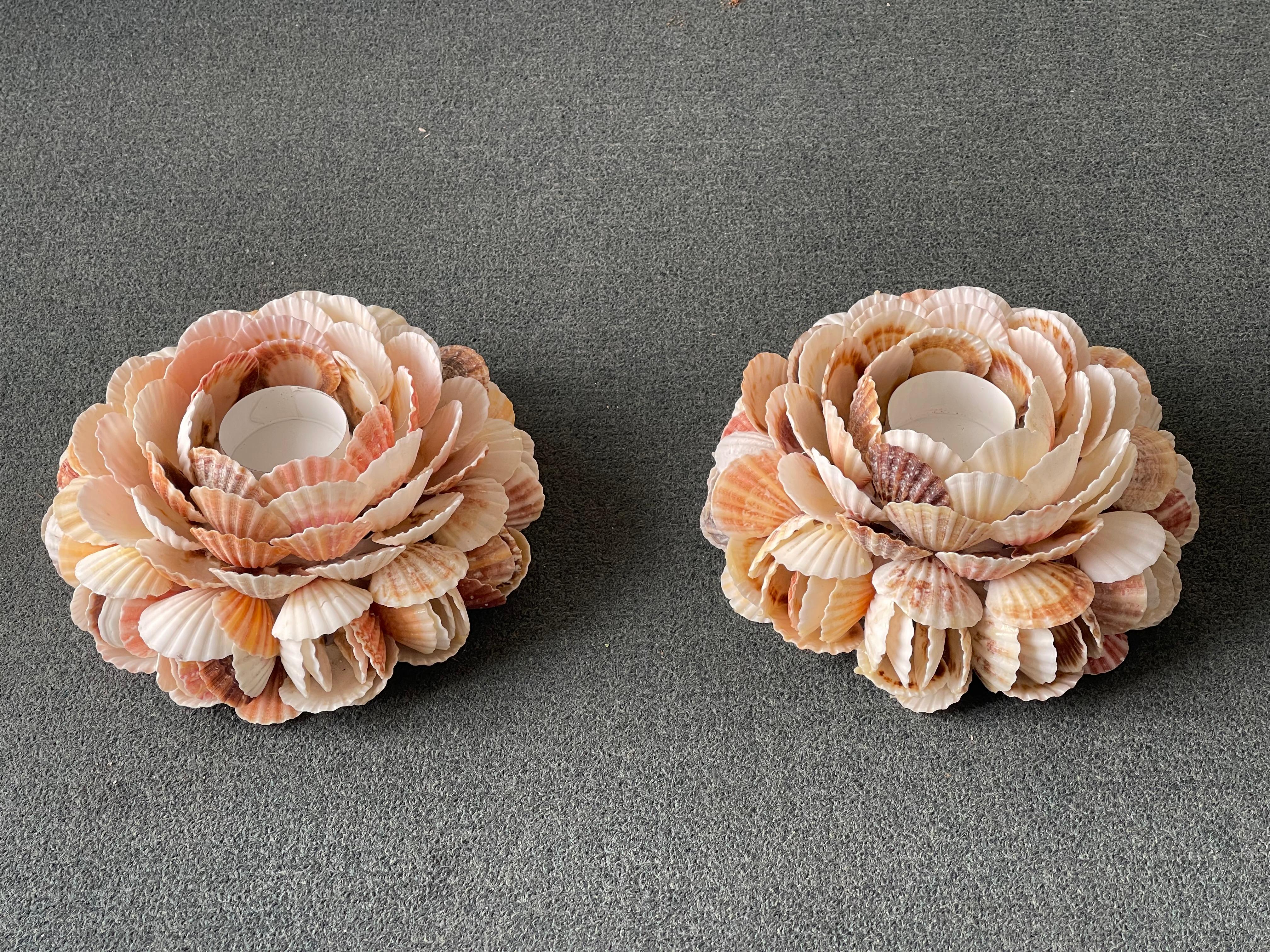 Elegante paire de bougeoirs incrustés de coquillages. Un complément essentiel à la décoration côtière.