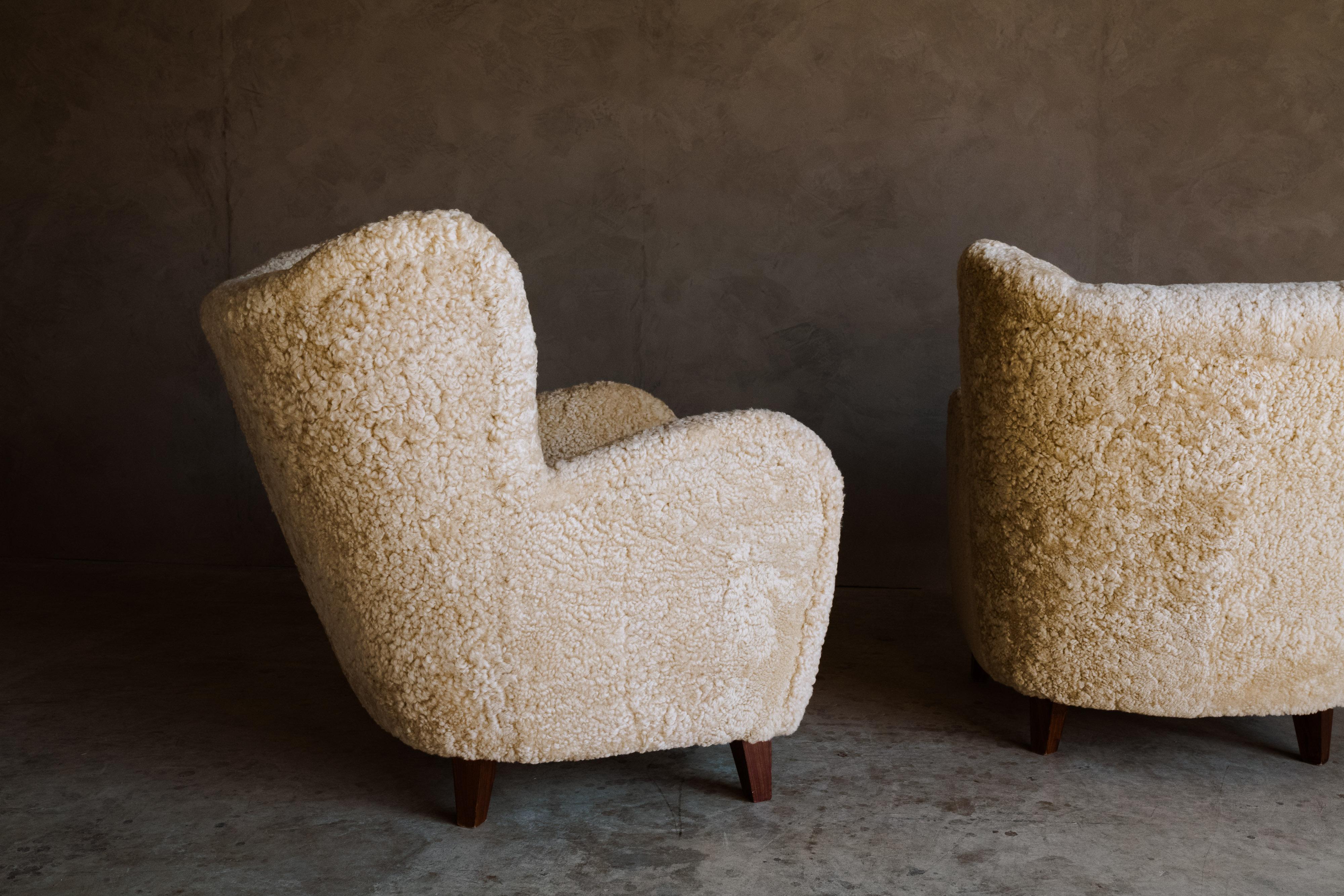 Vintage Pair of Sheepskin Lounge Chairs from Finland, circa 1950 In Excellent Condition In Nashville, TN