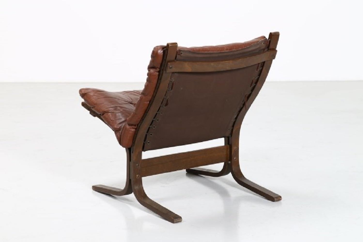This vintage pair of Siesta armchairs is an elegant piece of design furniture designed by Ingmar Relling and manufactured by Westnova (Norway) in the 1970s.


Comfortable relax armchairs - better known as Siesta models - in brown leather.