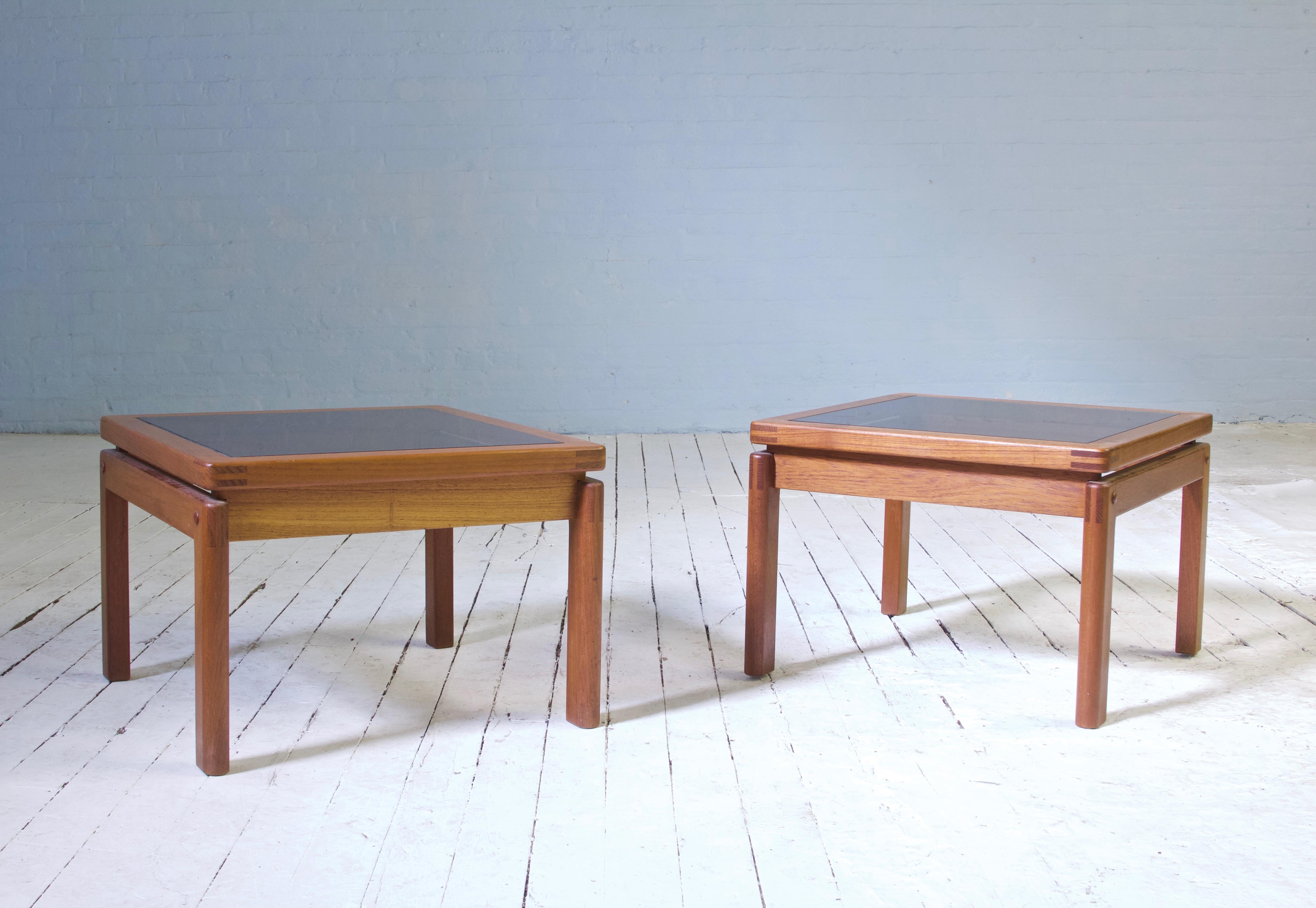 Travail du bois Paire de tables d'appoint danoises vintage signées avec menuiserie exposée en teck, années 1960 en vente
