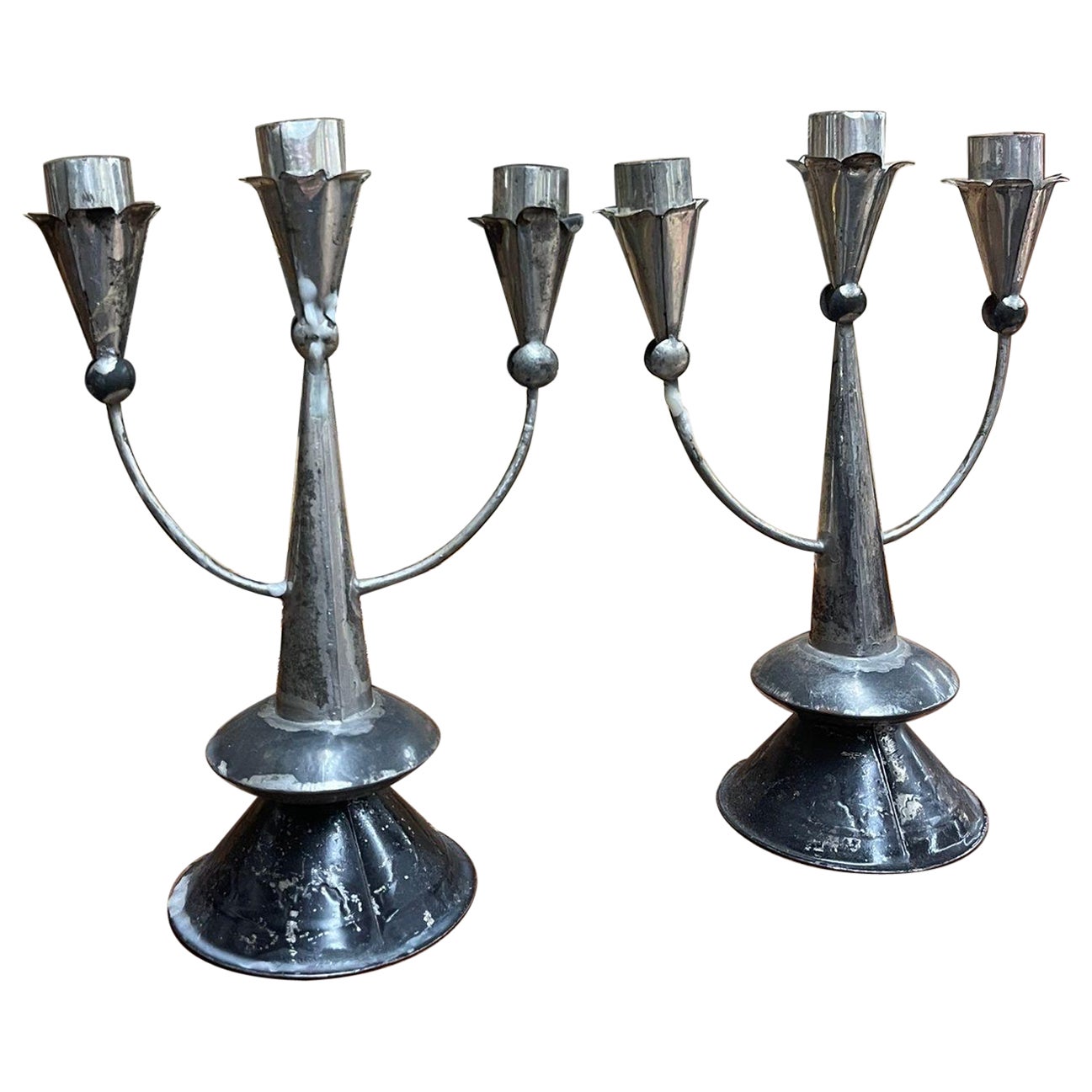 Paire de candélabres vintage de style primitif argenté.