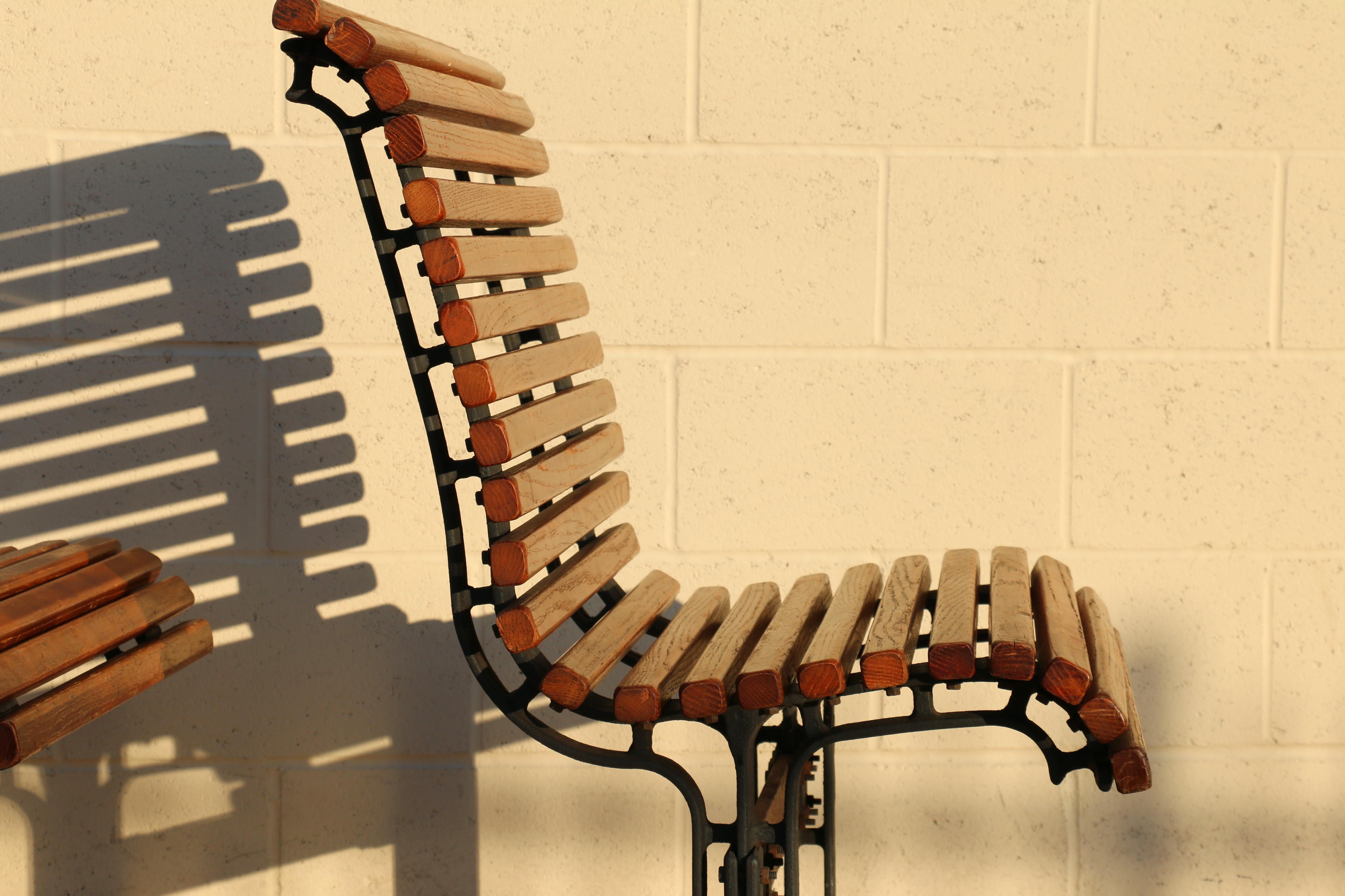 Paire de bancs en chêne à lattes fabriqués par Falcon, vers 1950 en vente 3
