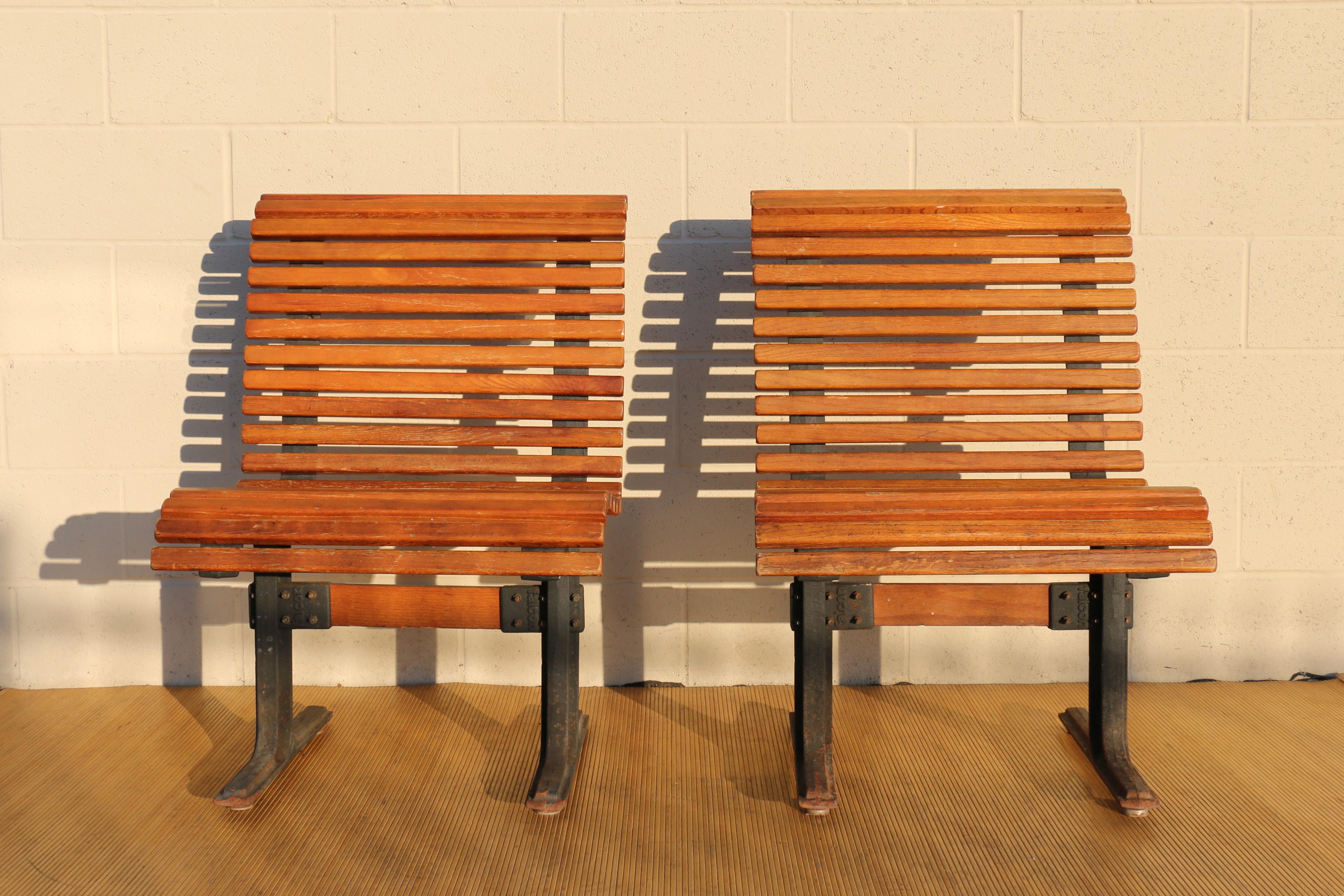 Superbe paire de chaises vintage. Ils sont dotés d'un lourd cadre en fonte auquel sont fixées des lattes en chêne massif. Le nom du fabricant est imprimé sur chaque jambe. Chacune des 23 lattes de chêne est fixée au cadre à la main à l'aide de