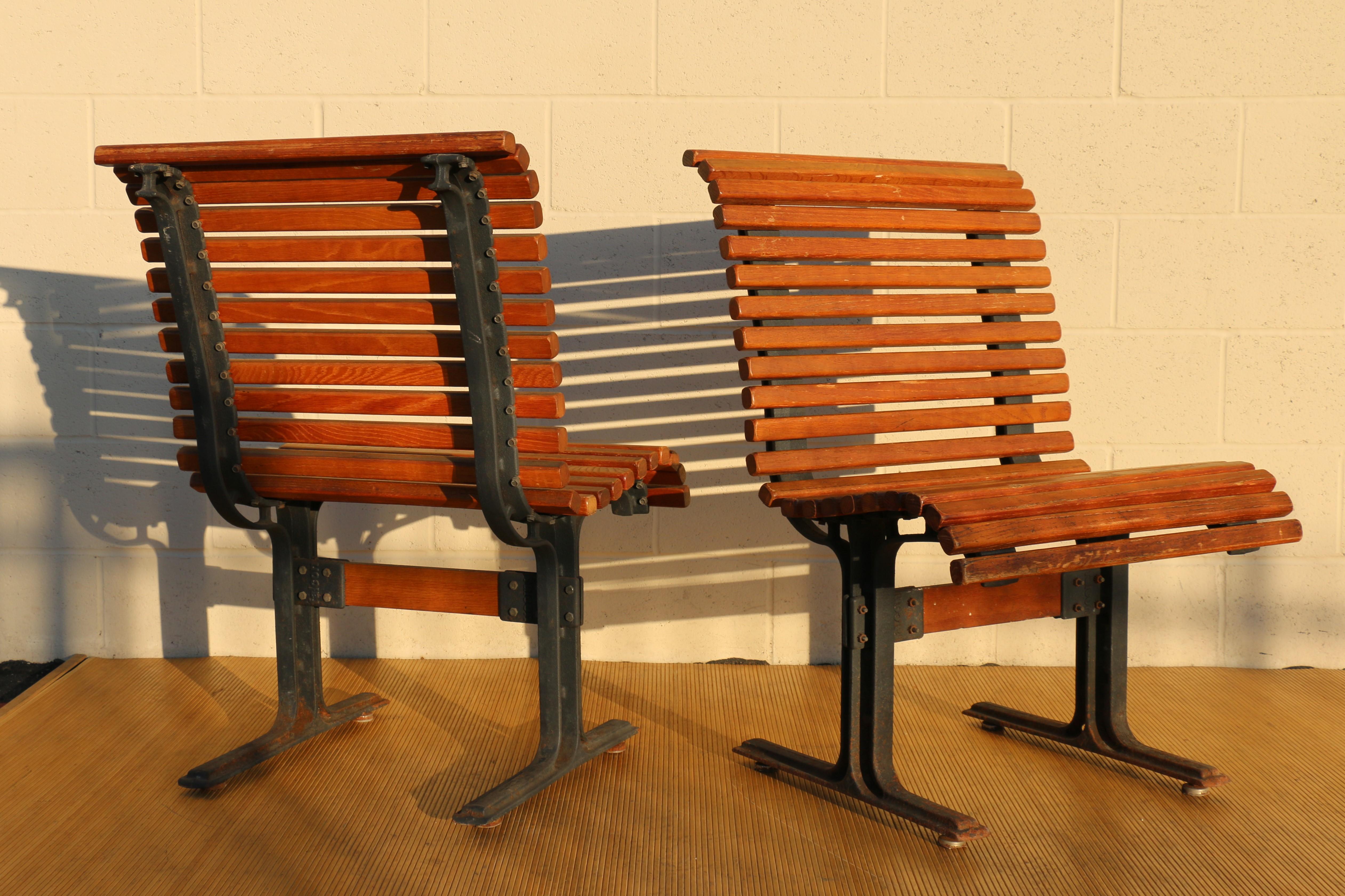 Industriel Paire de bancs en chêne à lattes fabriqués par Falcon, vers 1950 en vente