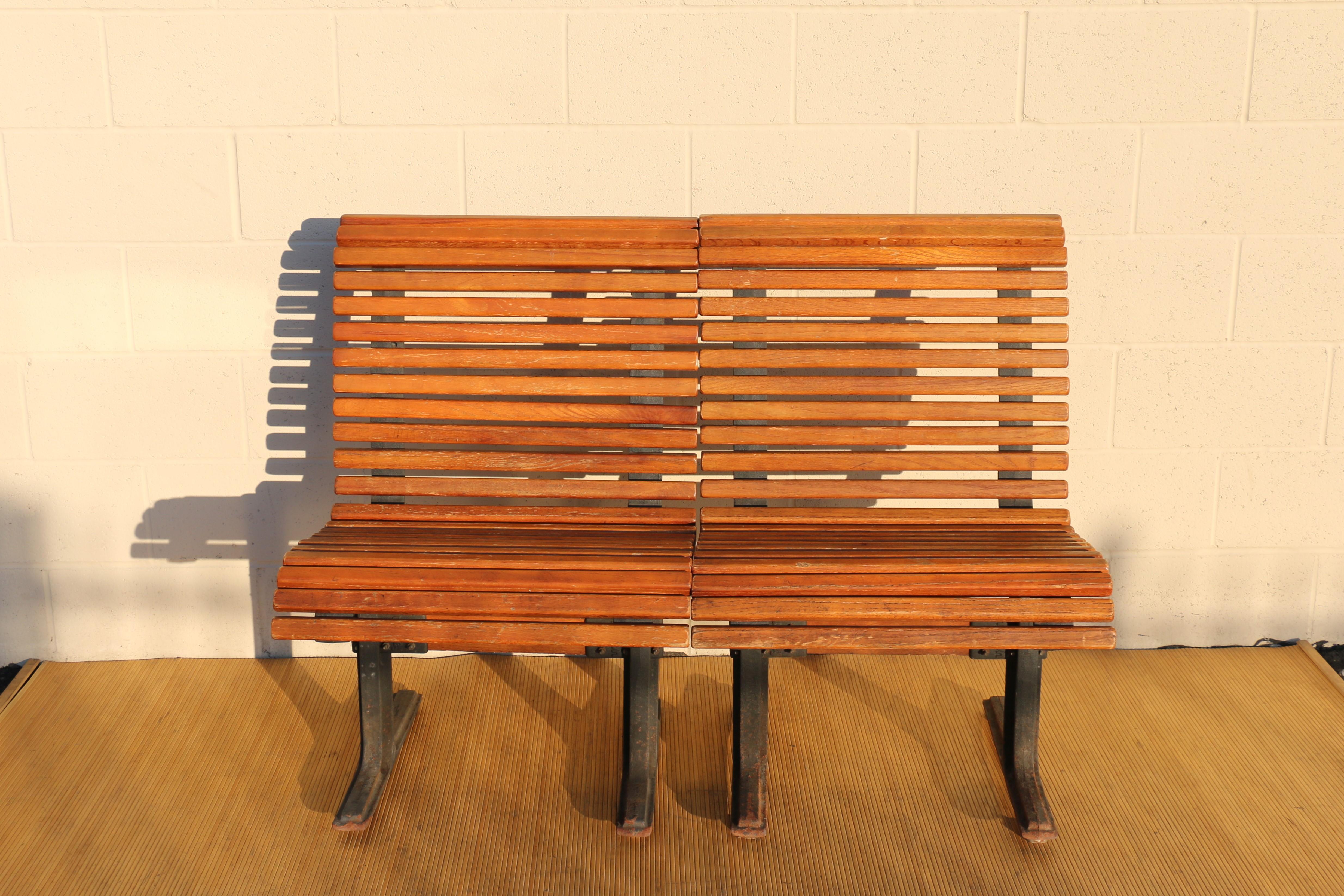 Fer Paire de bancs en chêne à lattes fabriqués par Falcon, vers 1950 en vente