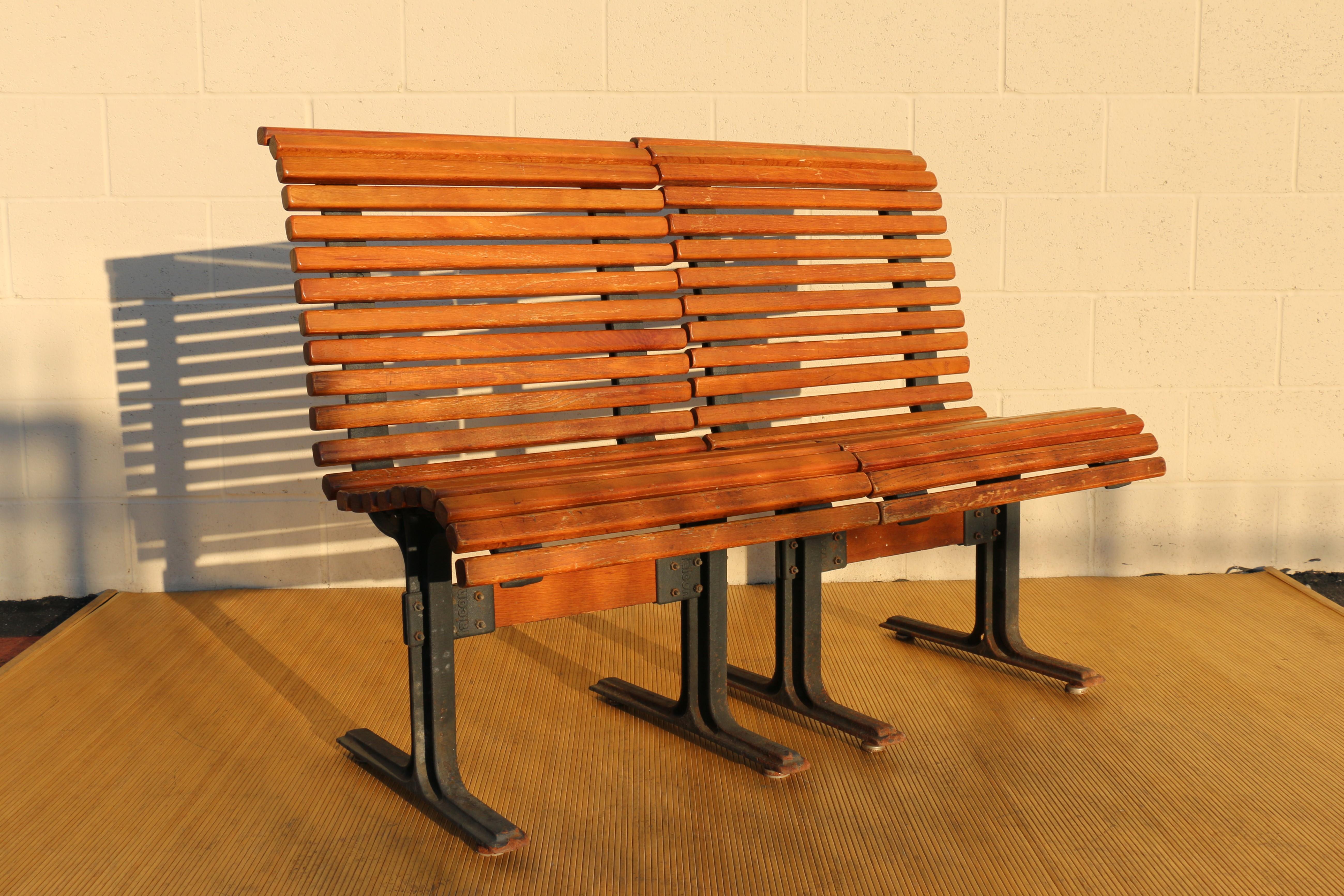 Paire de bancs en chêne à lattes fabriqués par Falcon, vers 1950 en vente 1