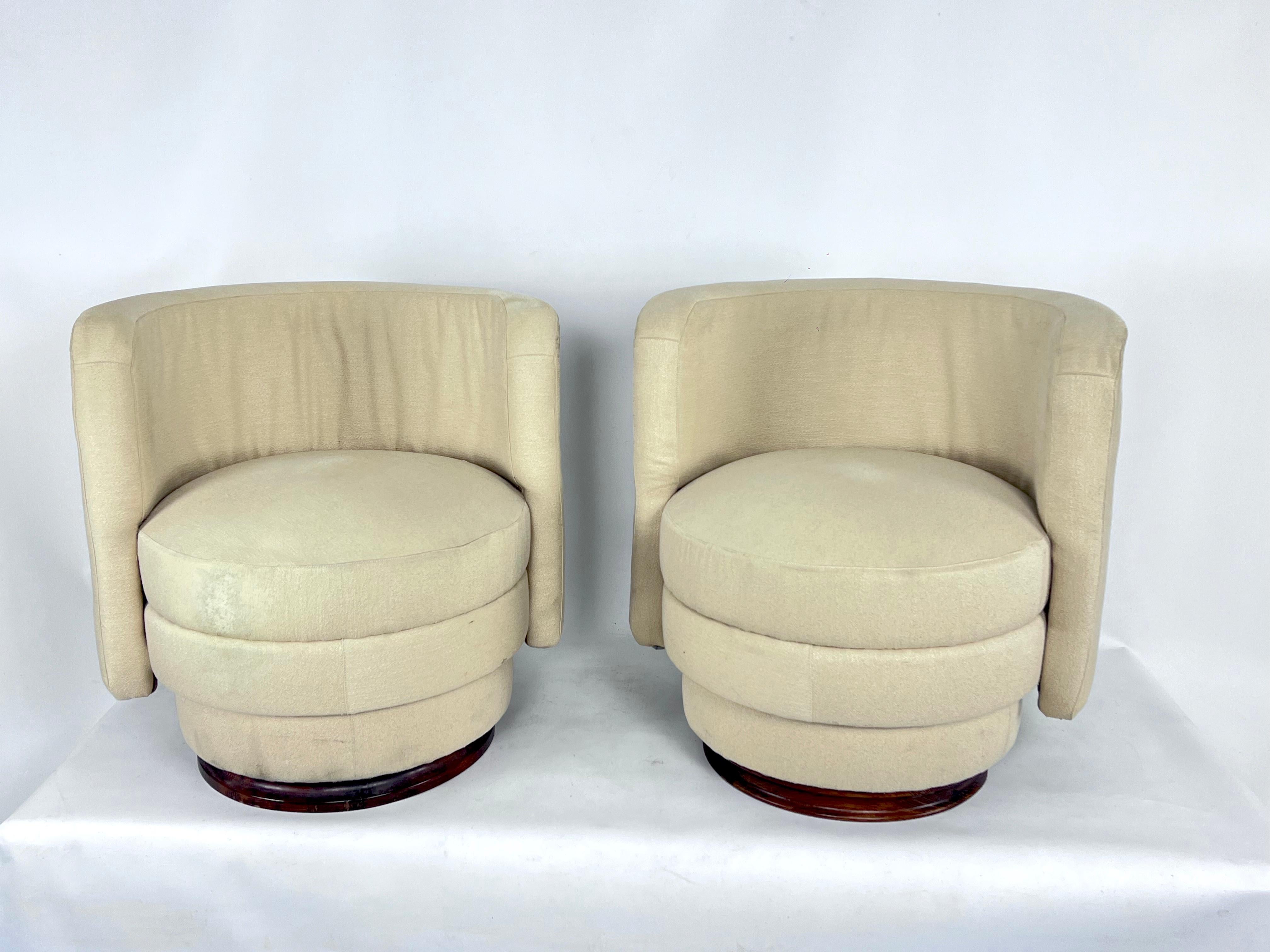 Conjunto de dos sillones fabricados en Italia durante la década de 1970 en estilo Art Déco. Buen estado vintage, con evidentes rastros de antigüedad y uso en el tejido de algodón. Base de madera en buen estado.