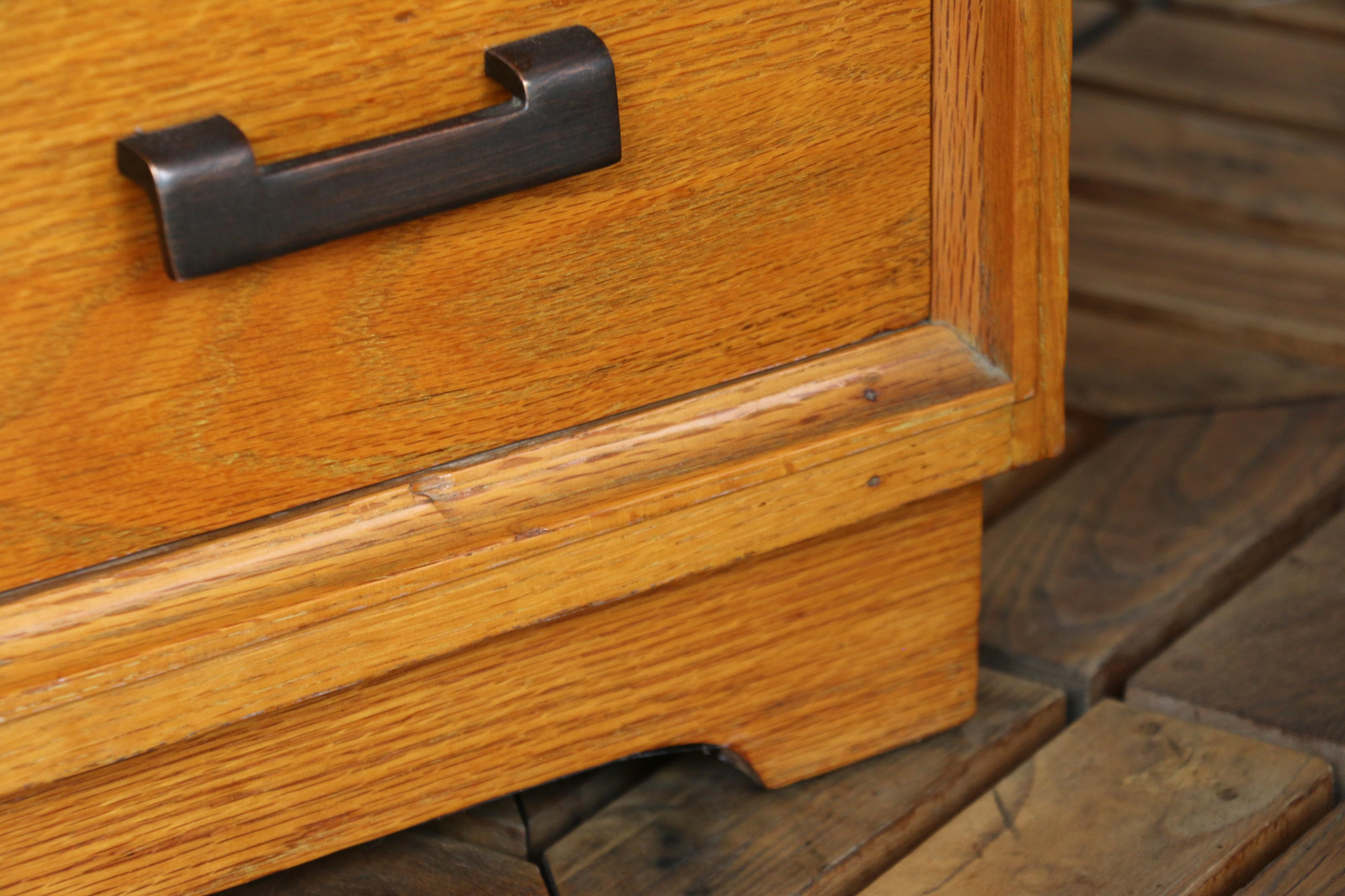 Coppia di cassettiere vintage in Oak massiccio, anni '40 in vendita 3