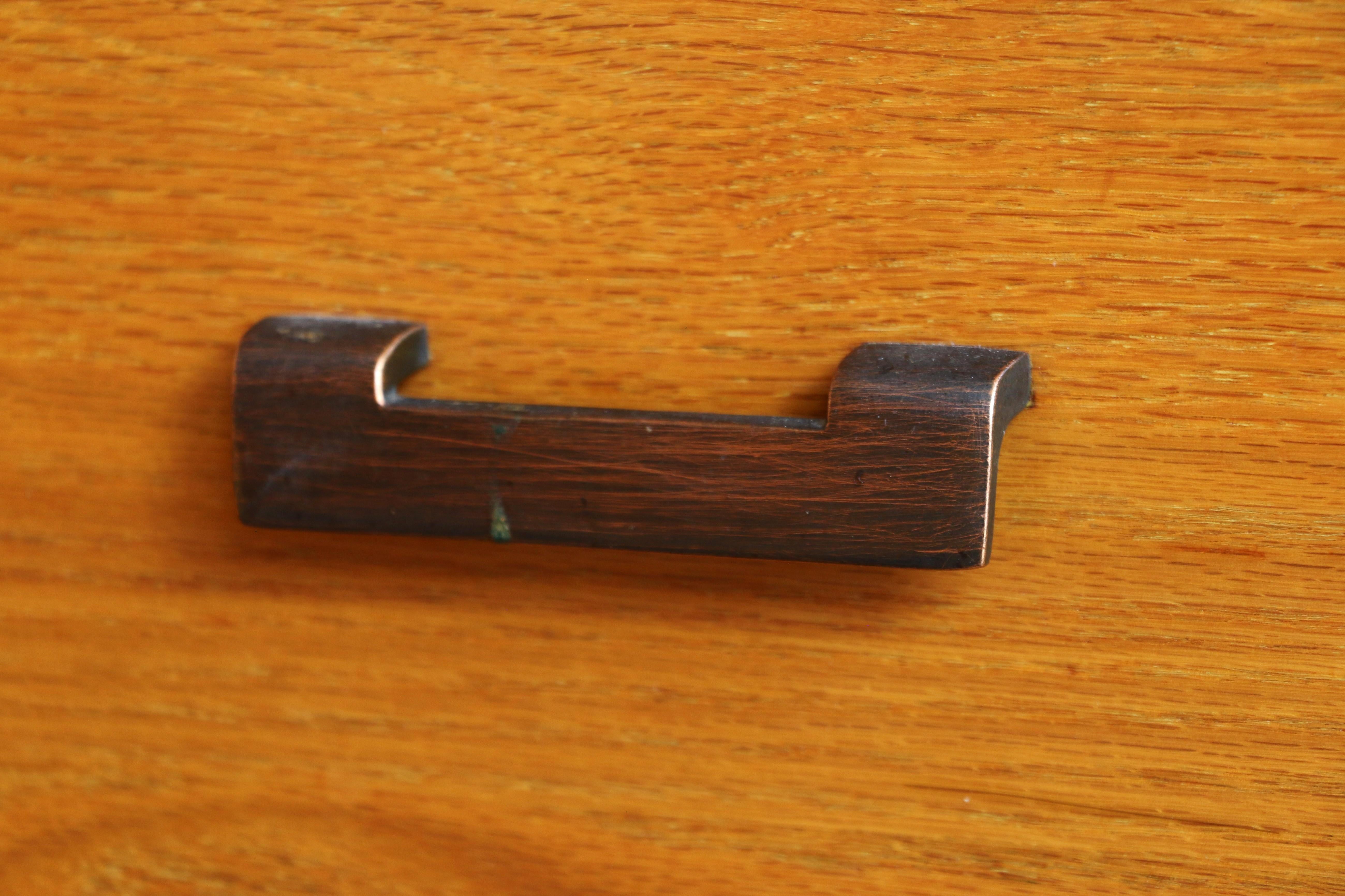 Coppia di cassettiere vintage in Oak massiccio, anni '40 in vendita 4