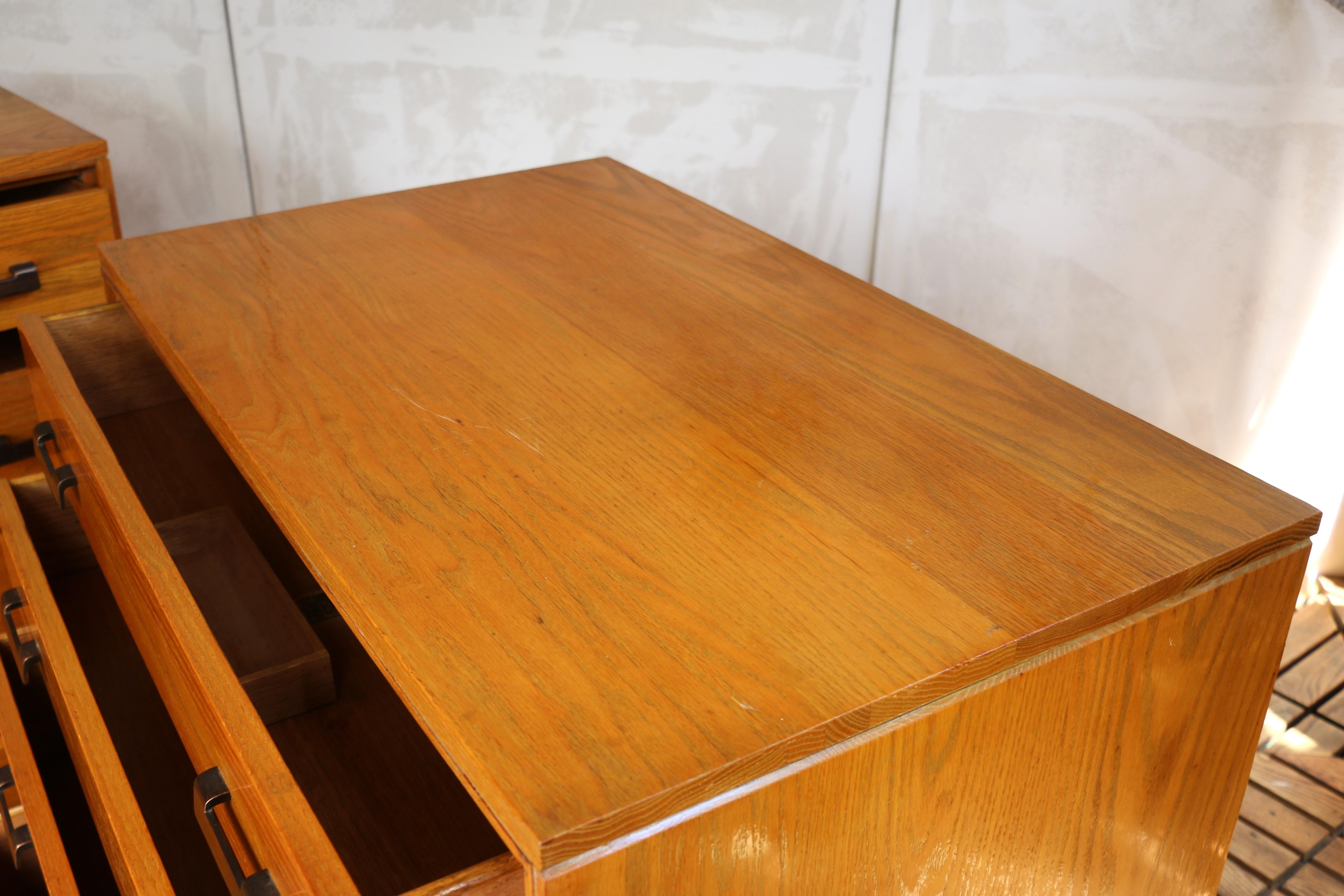 Coppia di cassettiere vintage in Oak massiccio, anni '40 in vendita 6