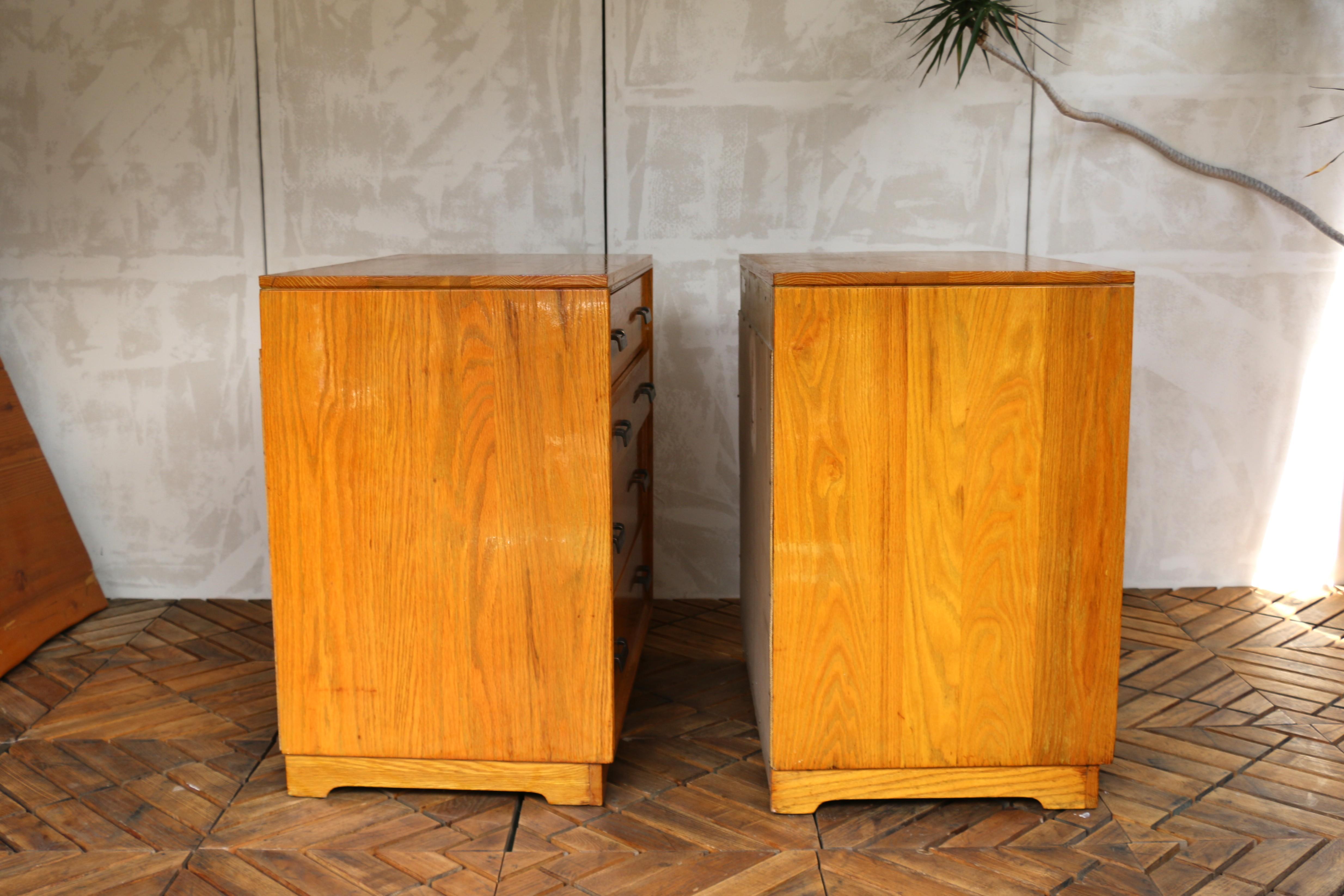 Coppia di cassettiere vintage in Oak massiccio, anni '40 in vendita 8