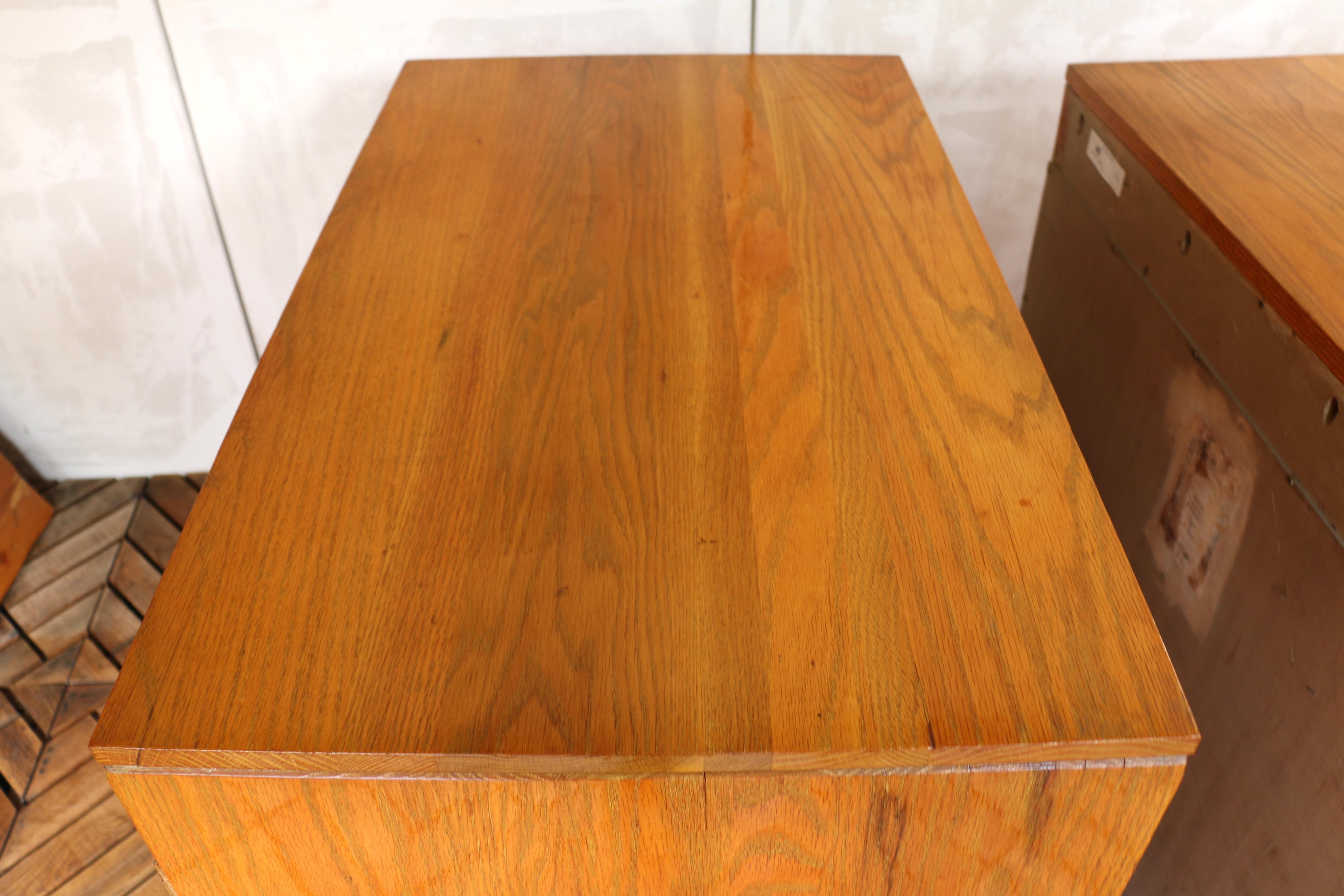 Coppia di cassettiere vintage in Oak massiccio, anni '40 in vendita 9