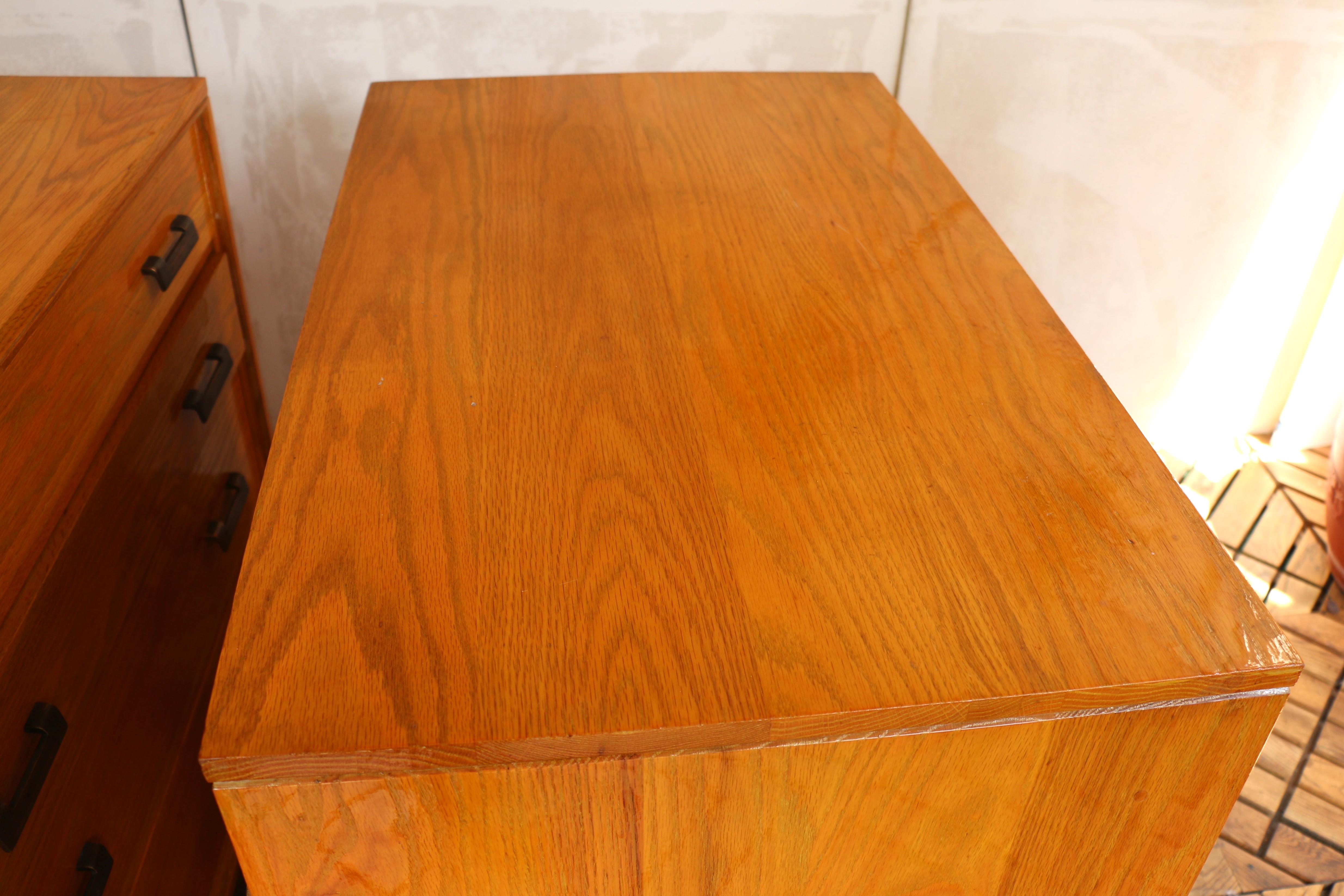 Coppia di cassettiere vintage in Oak massiccio, anni '40 in vendita 10