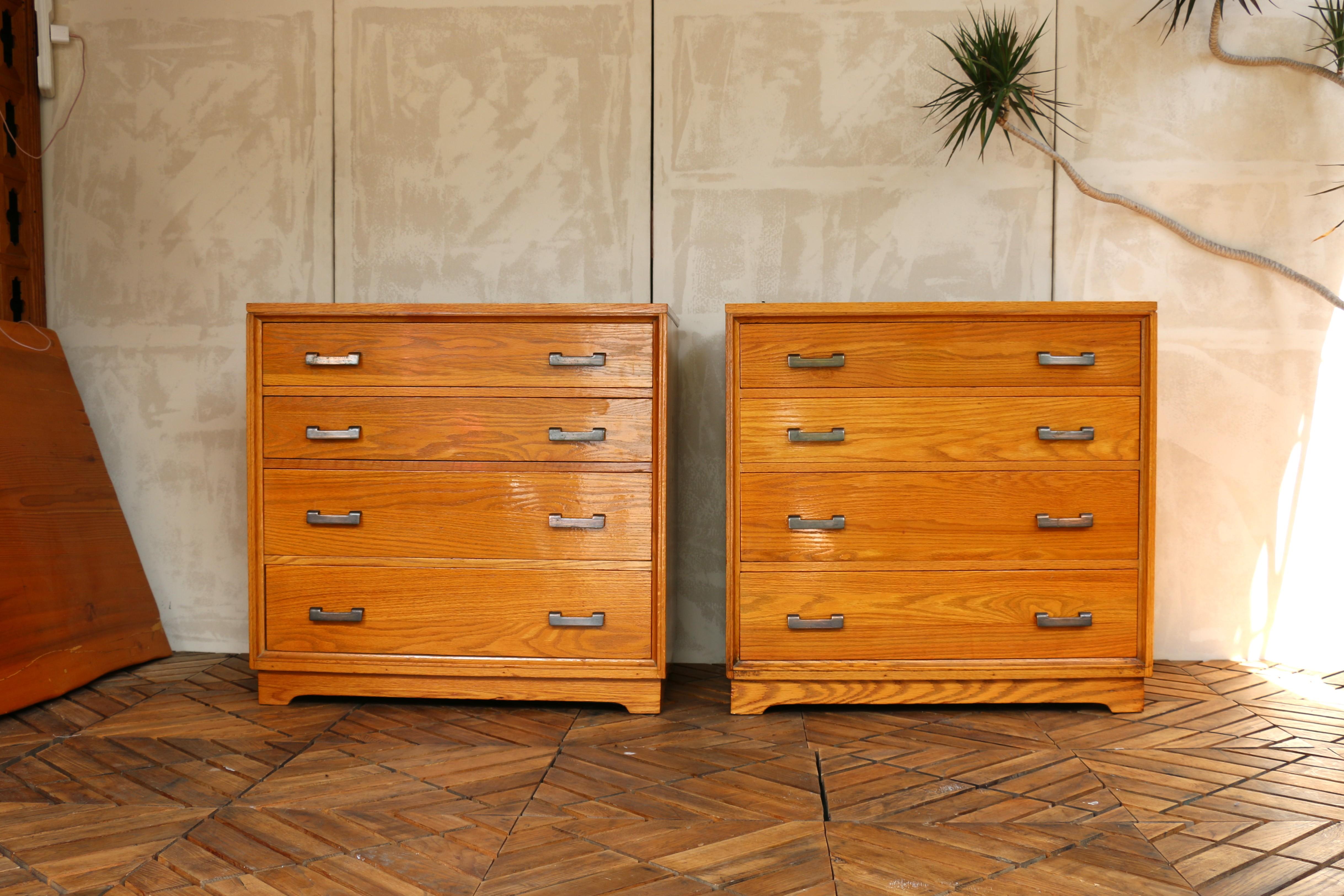 Spettacolari cassettiere prodotte da Davis Cabinet Company,  (La loro qualità e il loro stile sono in linea con la reputazione del marchio di mobili ben fatti e duraturi. Sono realizzati in legno massiccio di Oak e con le loro linee pulite fanno