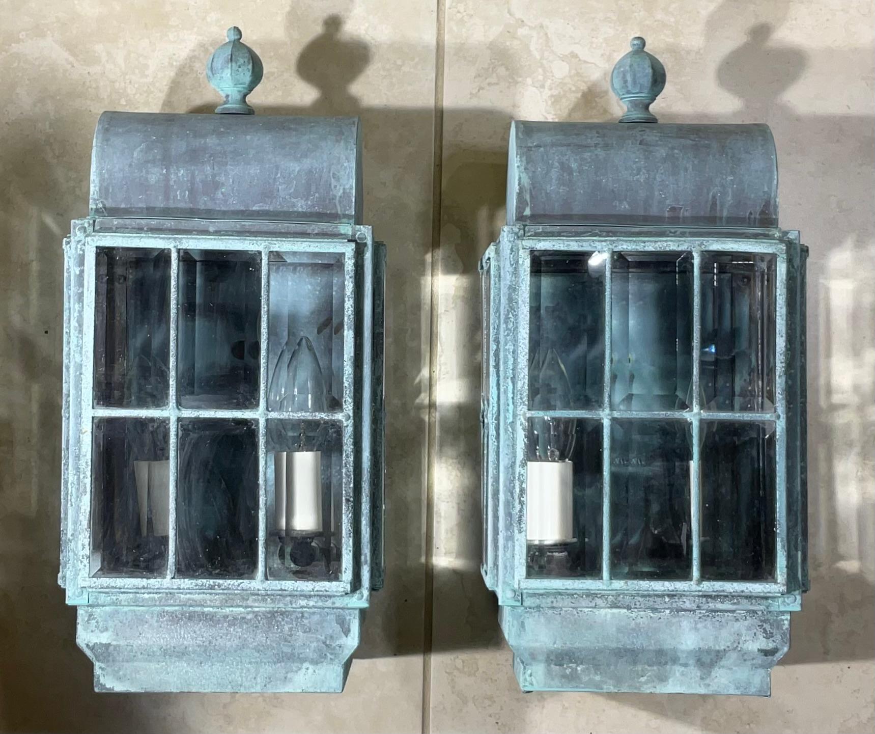 Vintage Paire de lanternes murales en laiton massif patiné en vente 3