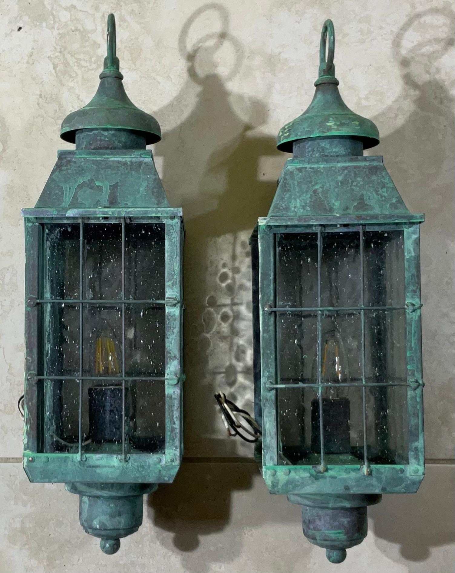 Vintage Paar Wandlaternen aus massivem patiniertem Messing im Angebot 4