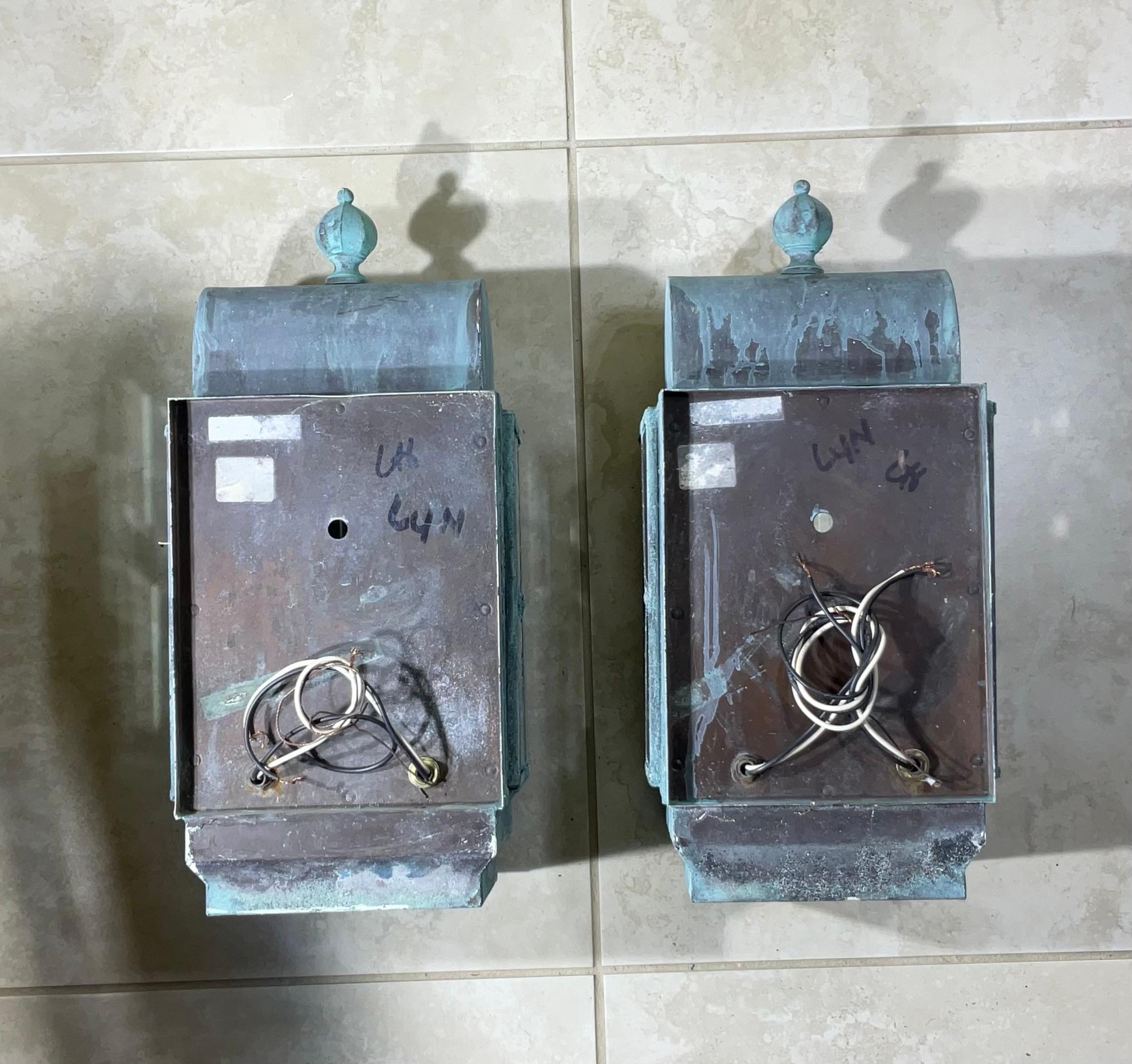 Vintage Paire de lanternes murales en laiton massif patiné en vente 5