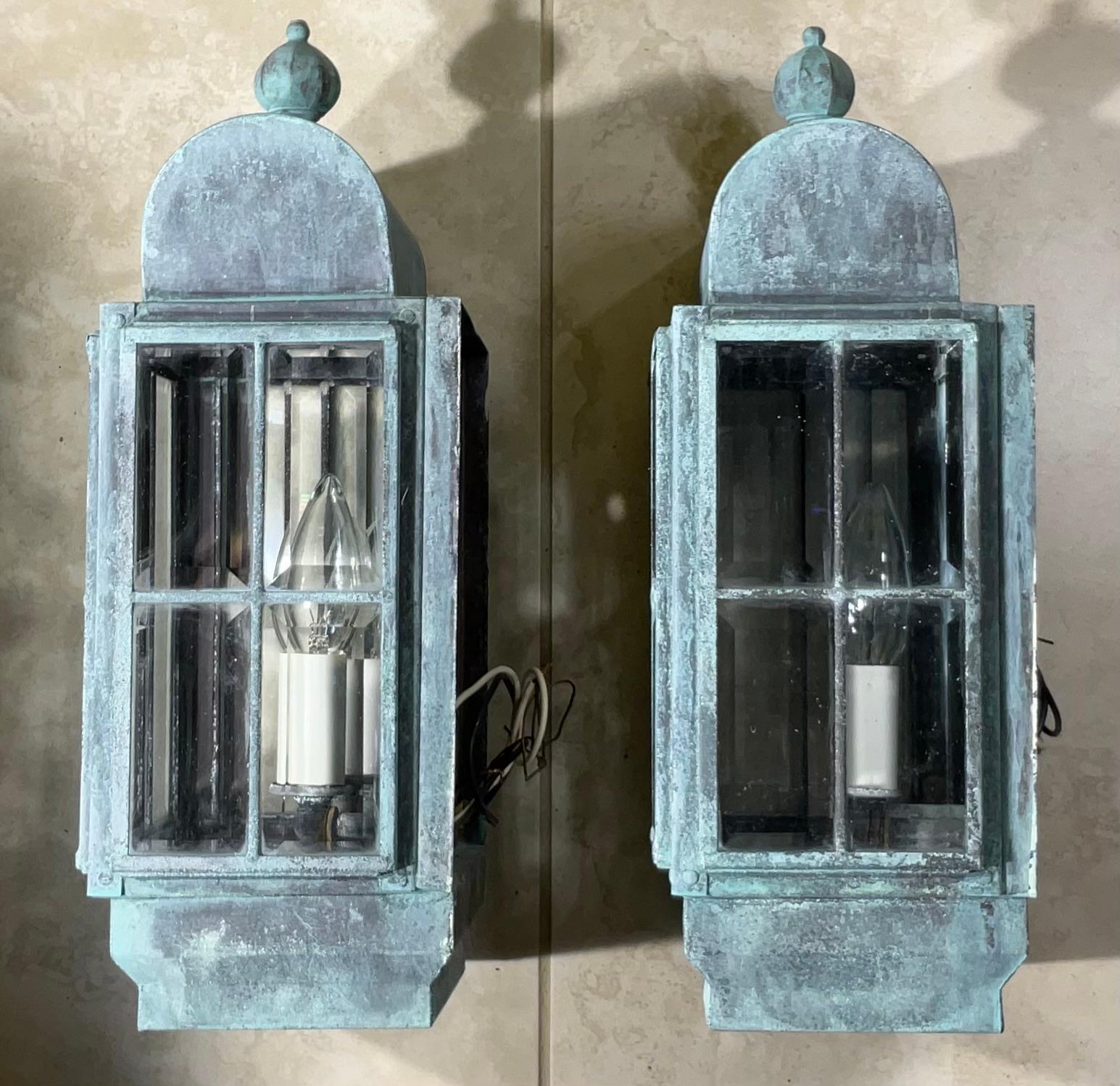 Vintage Paire de lanternes murales en laiton massif patiné en vente 6