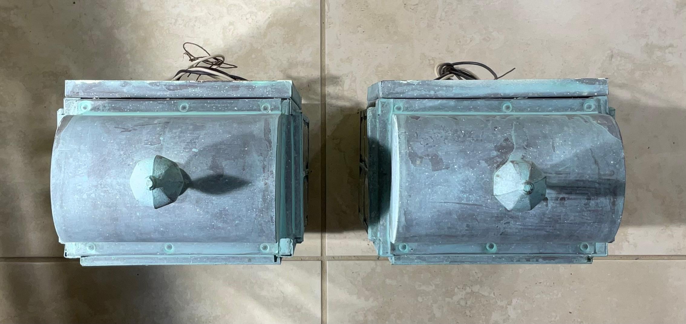 Vintage Paire de lanternes murales en laiton massif patiné en vente 7