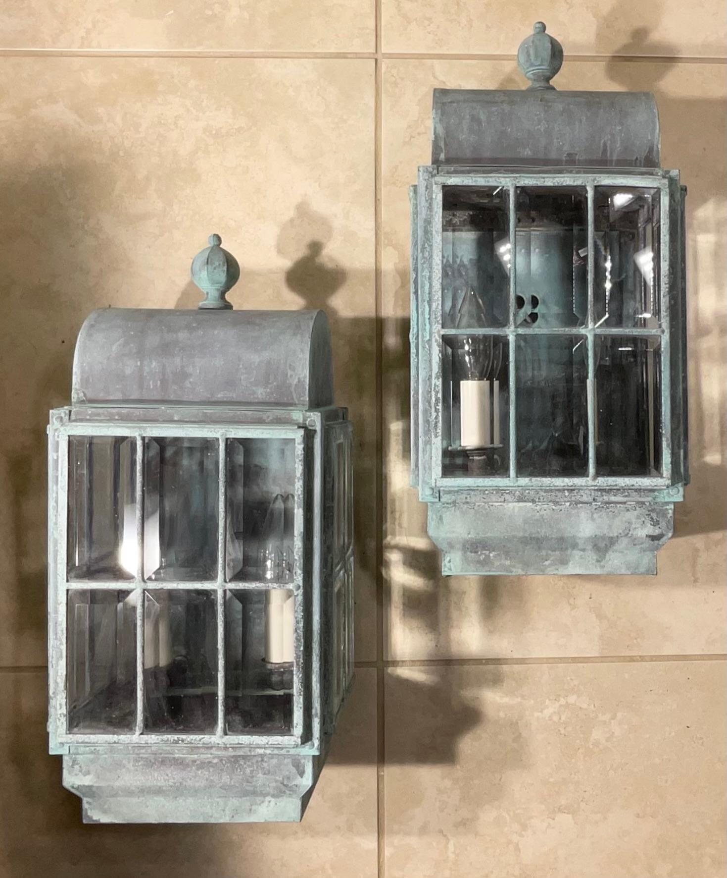 Vintage Paire de lanternes murales en laiton massif patiné en vente 9