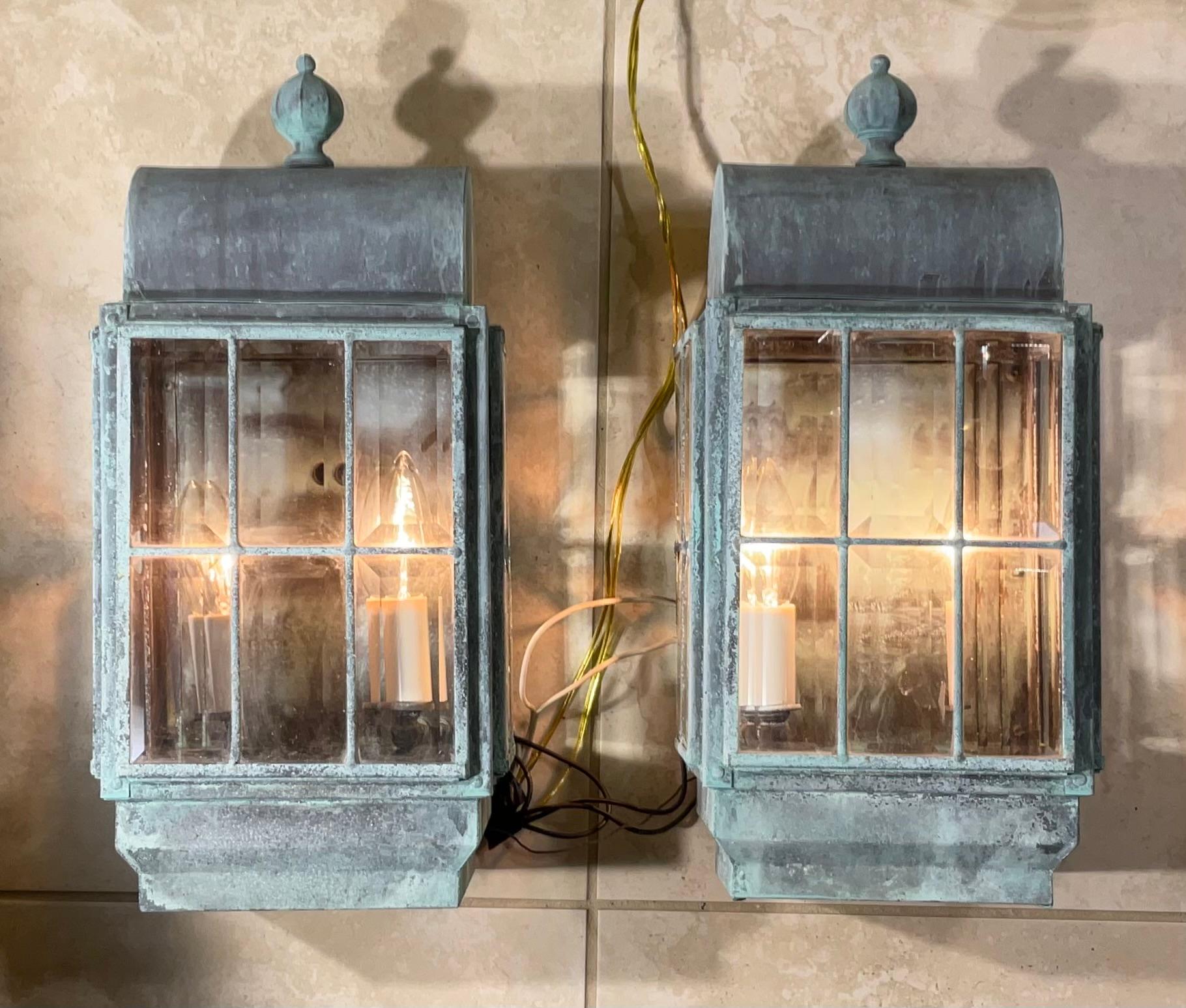 

Il s'agit d'une occasion rare de posséder une belle et robuste paire de lanternes murales vintage en laiton massif, parfaites pour ajouter une touche de charme historique et d'élégance côtière à votre maison. Ces lanternes sont un excellent