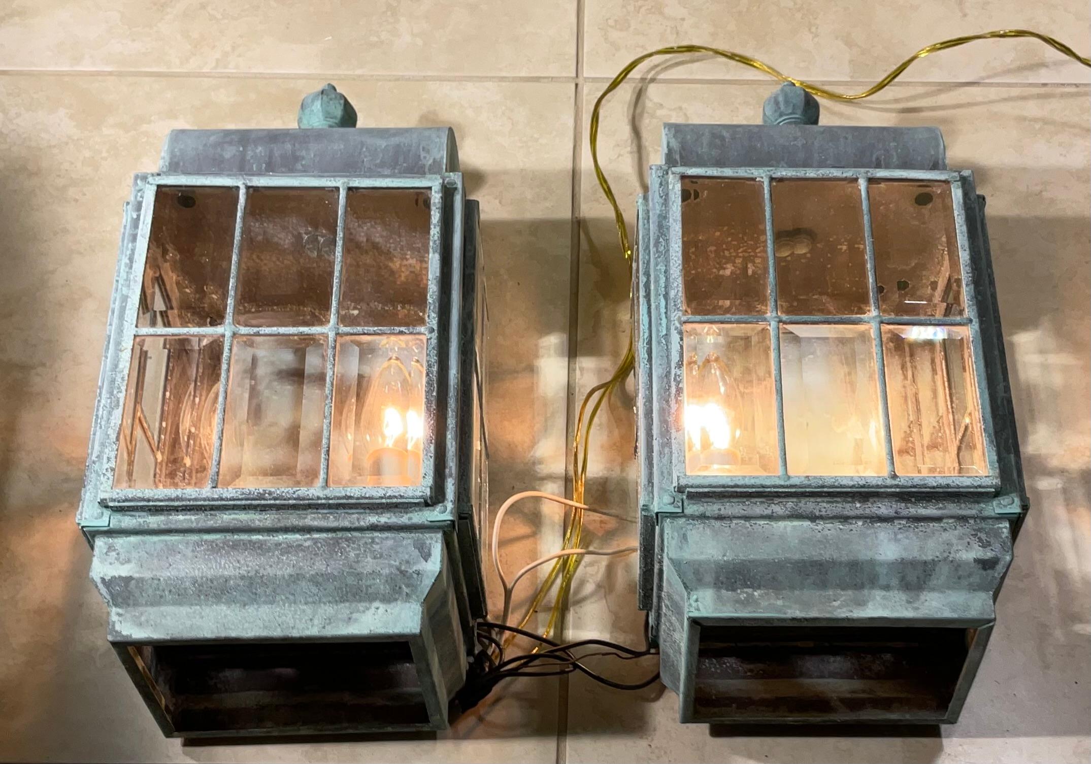 Américain Vintage Paire de lanternes murales en laiton massif patiné en vente