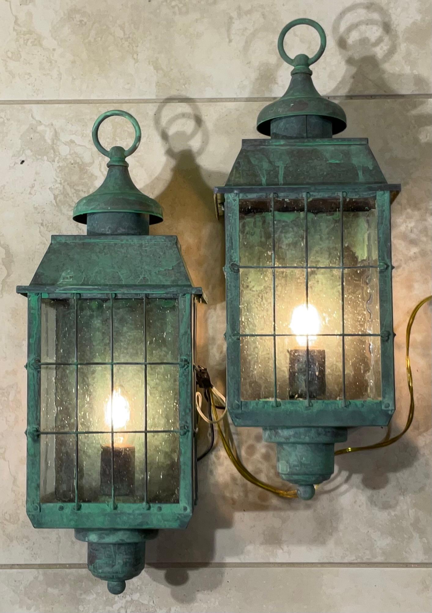 Vintage Paar Wandlaternen aus massivem patiniertem Messing (amerikanisch) im Angebot