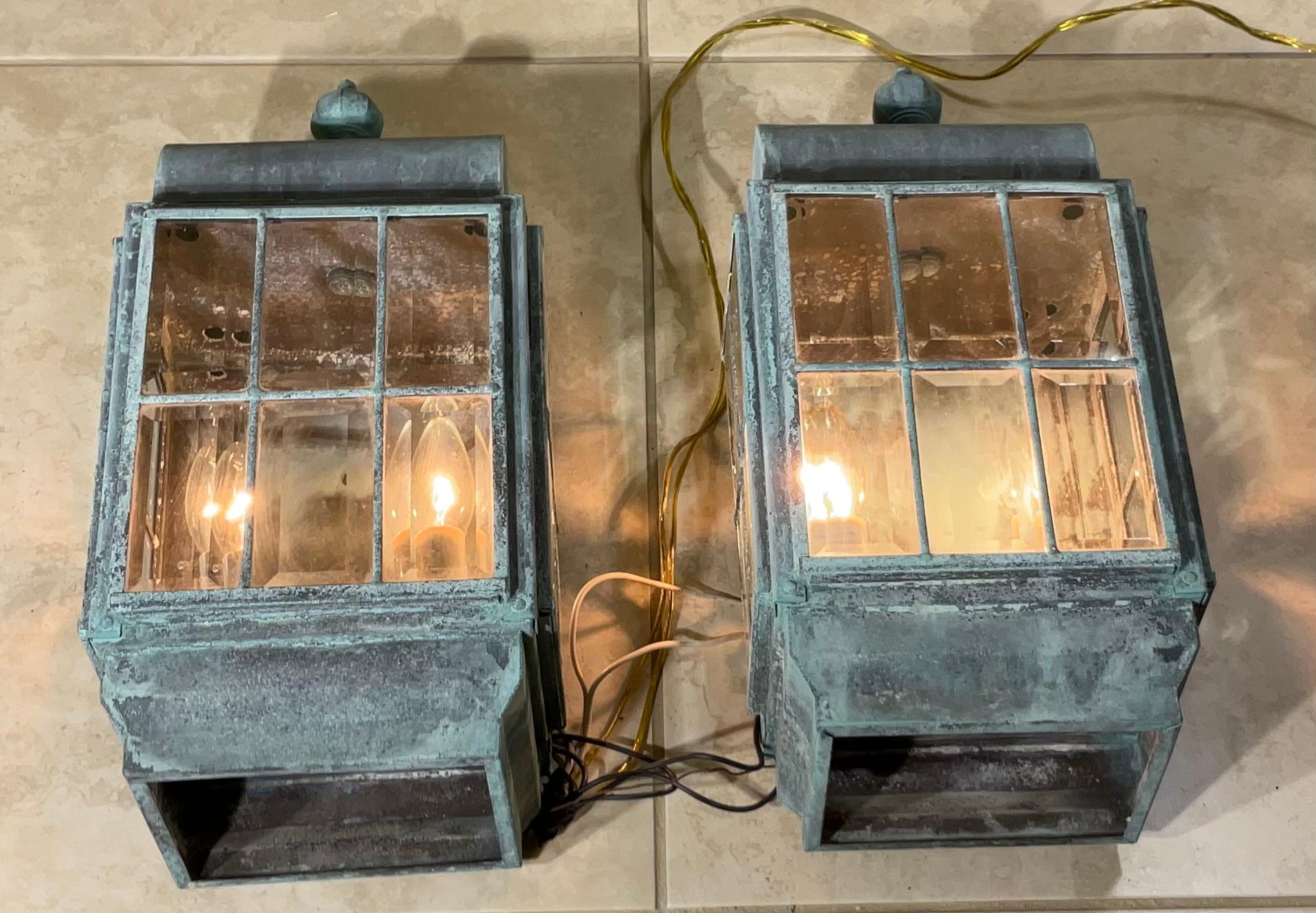 Fait main Vintage Paire de lanternes murales en laiton massif patiné en vente