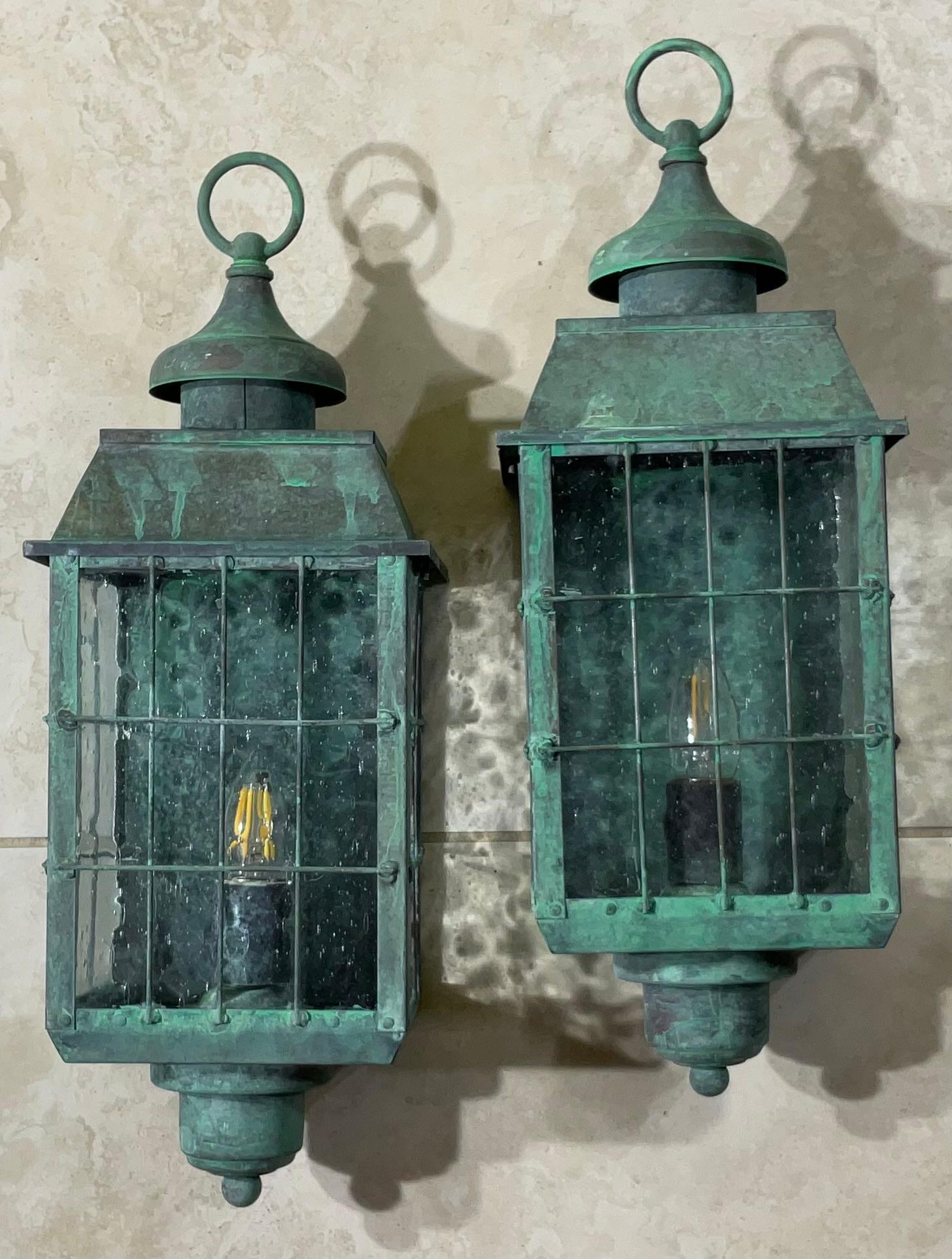 Vintage Paar Wandlaternen aus massivem patiniertem Messing (Handgefertigt) im Angebot