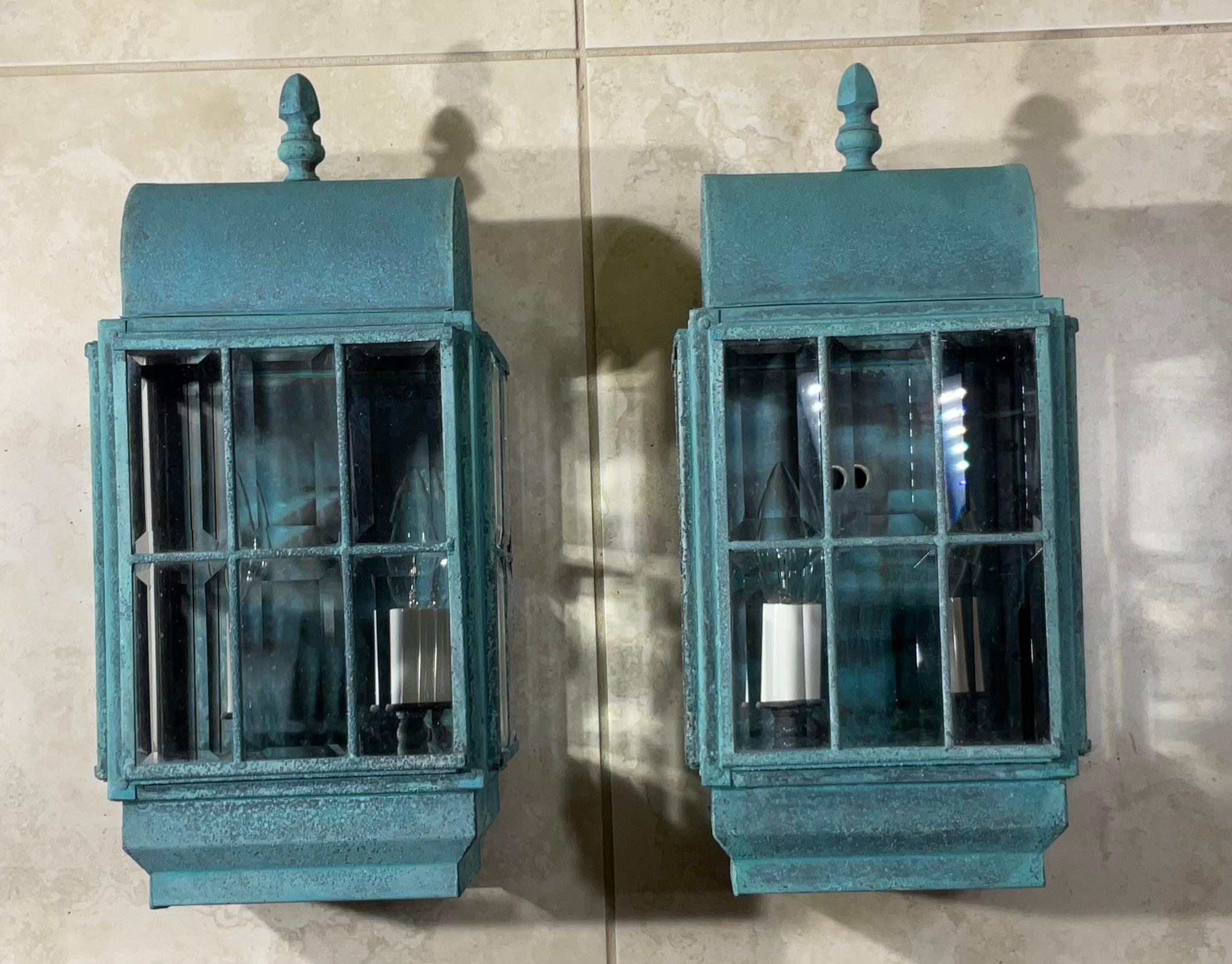Vintage Paar Wandlaternen aus massivem patiniertem Messing im Zustand „Gut“ im Angebot in Delray Beach, FL