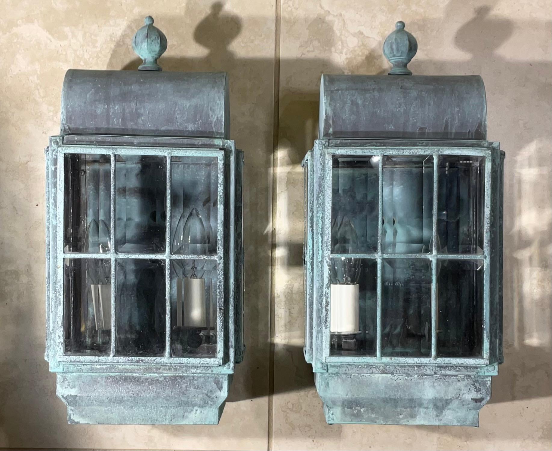 Vintage Paire de lanternes murales en laiton massif patiné Bon état - En vente à Delray Beach, FL