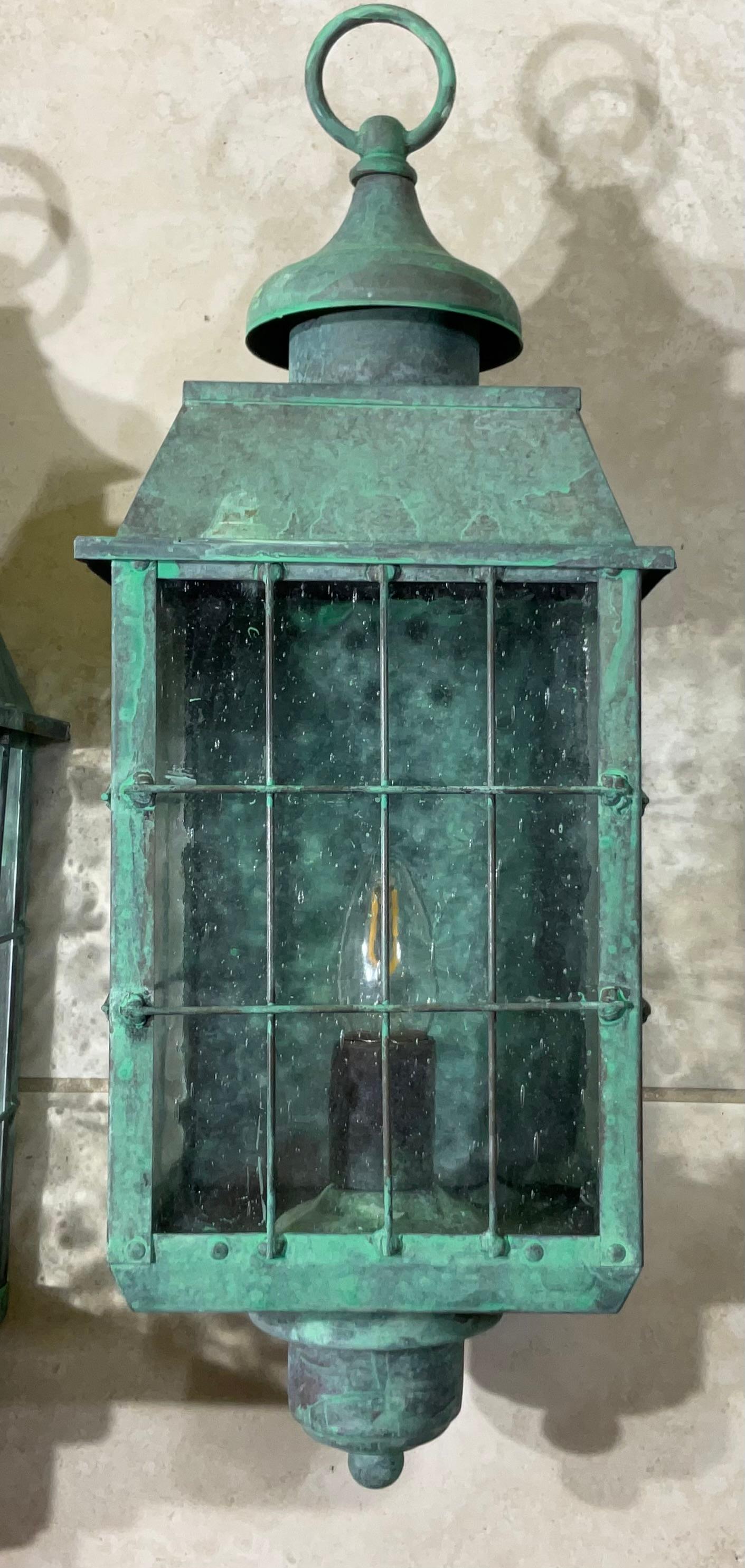 Vintage Paar Wandlaternen aus massivem patiniertem Messing im Zustand „Gut“ im Angebot in Delray Beach, FL