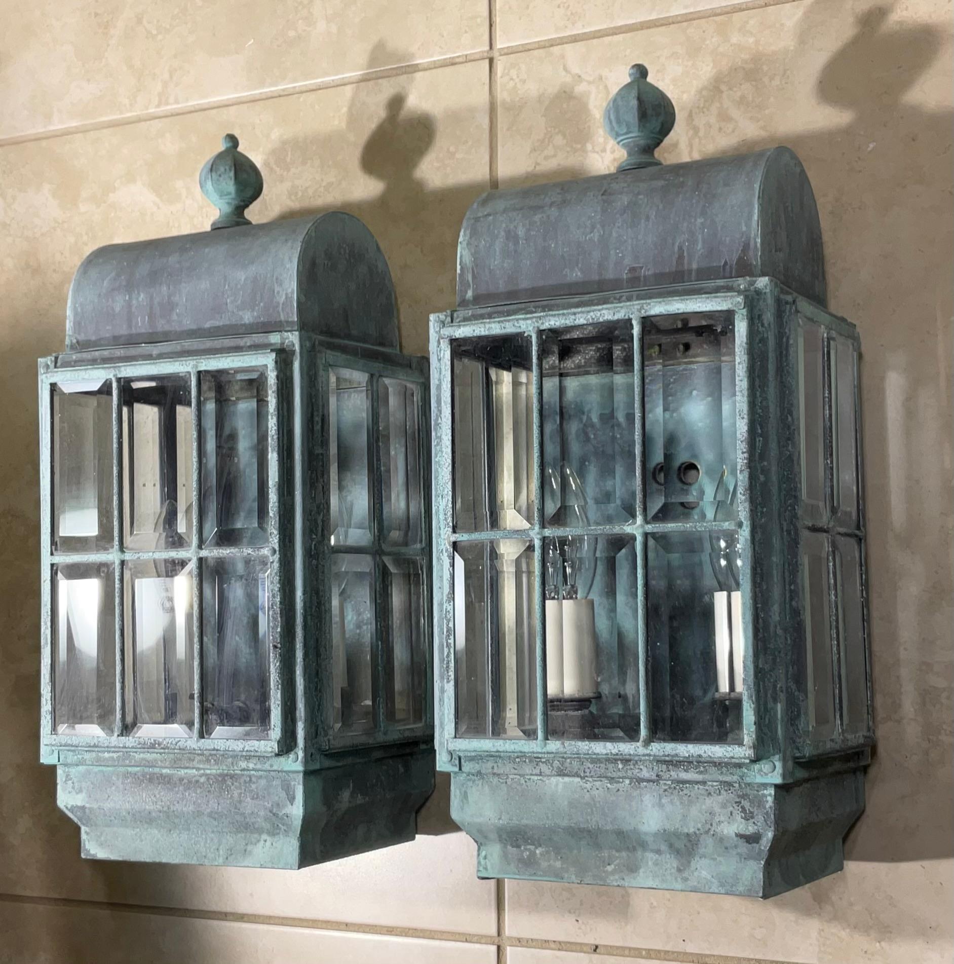 20ième siècle Vintage Paire de lanternes murales en laiton massif patiné en vente
