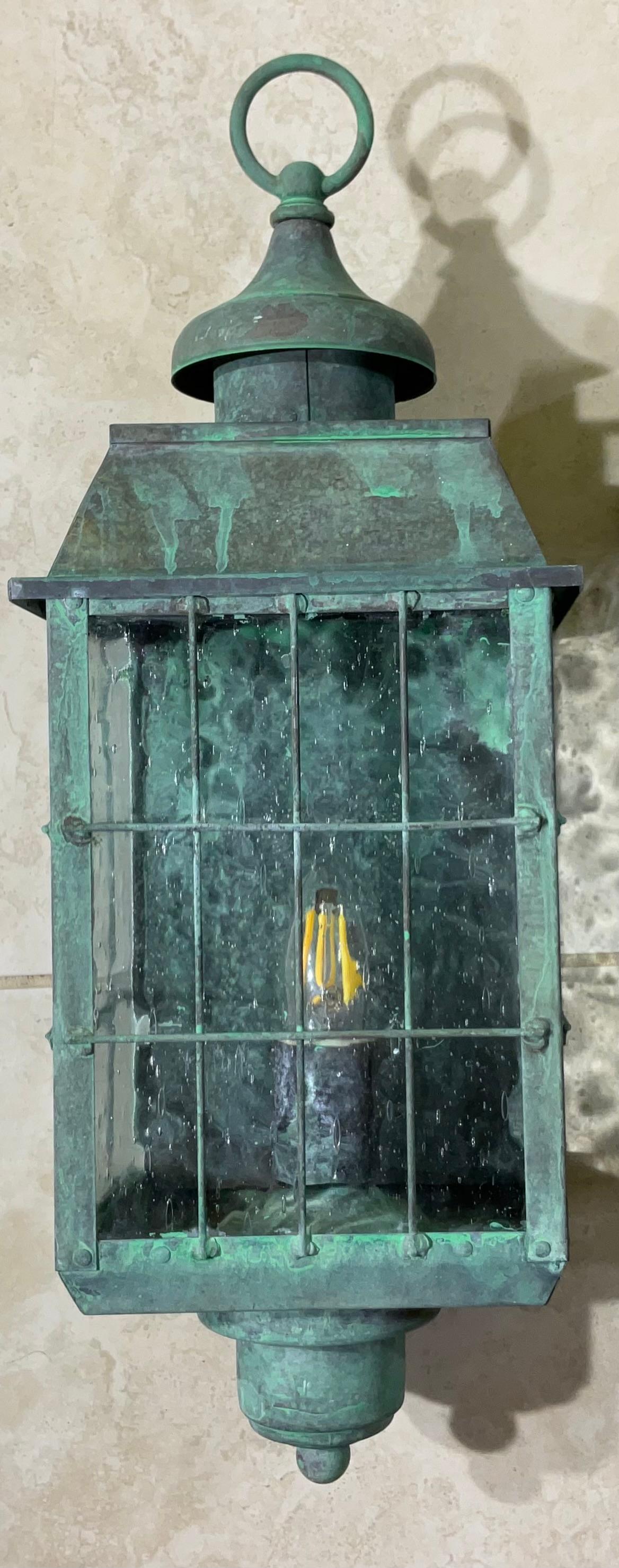 Vintage Paar Wandlaternen aus massivem patiniertem Messing (20. Jahrhundert) im Angebot