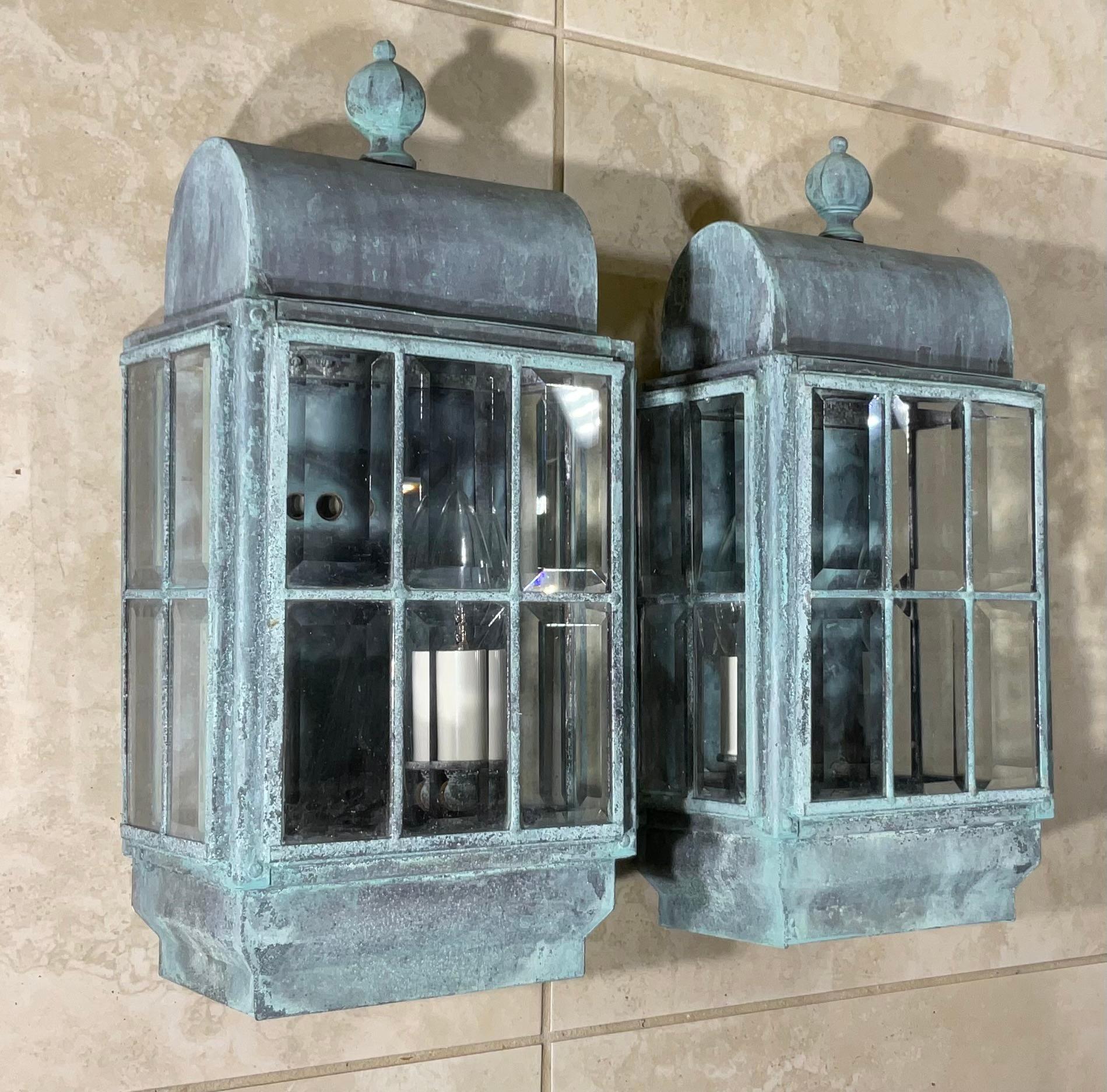 Laiton Vintage Paire de lanternes murales en laiton massif patiné en vente