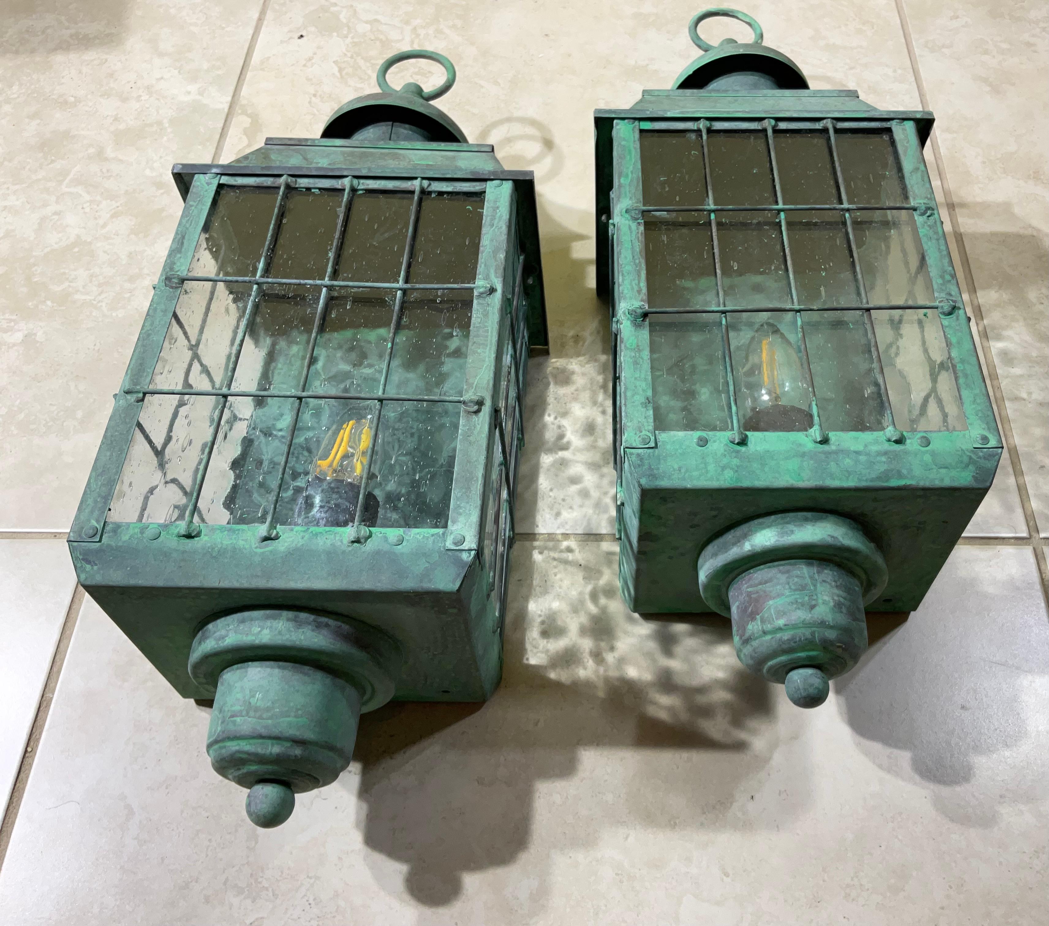 Vintage Paar Wandlaternen aus massivem patiniertem Messing im Angebot 1