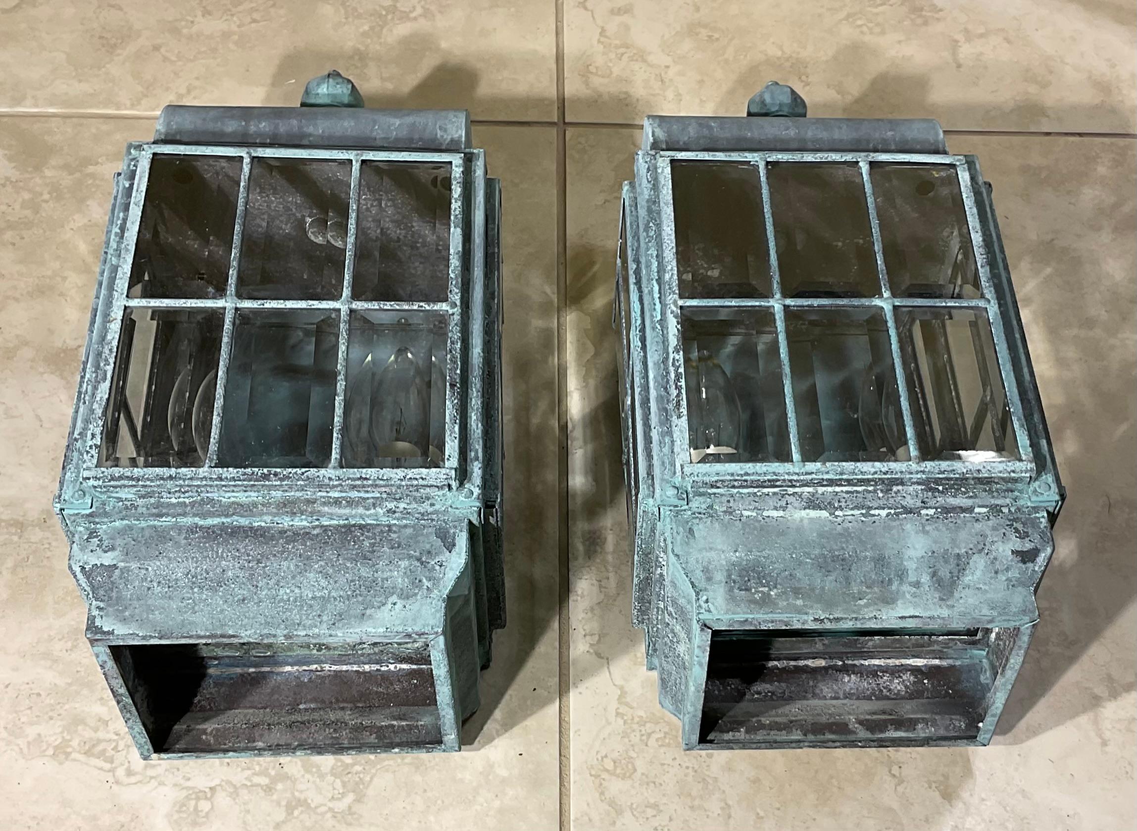 Vintage Paire de lanternes murales en laiton massif patiné en vente 1