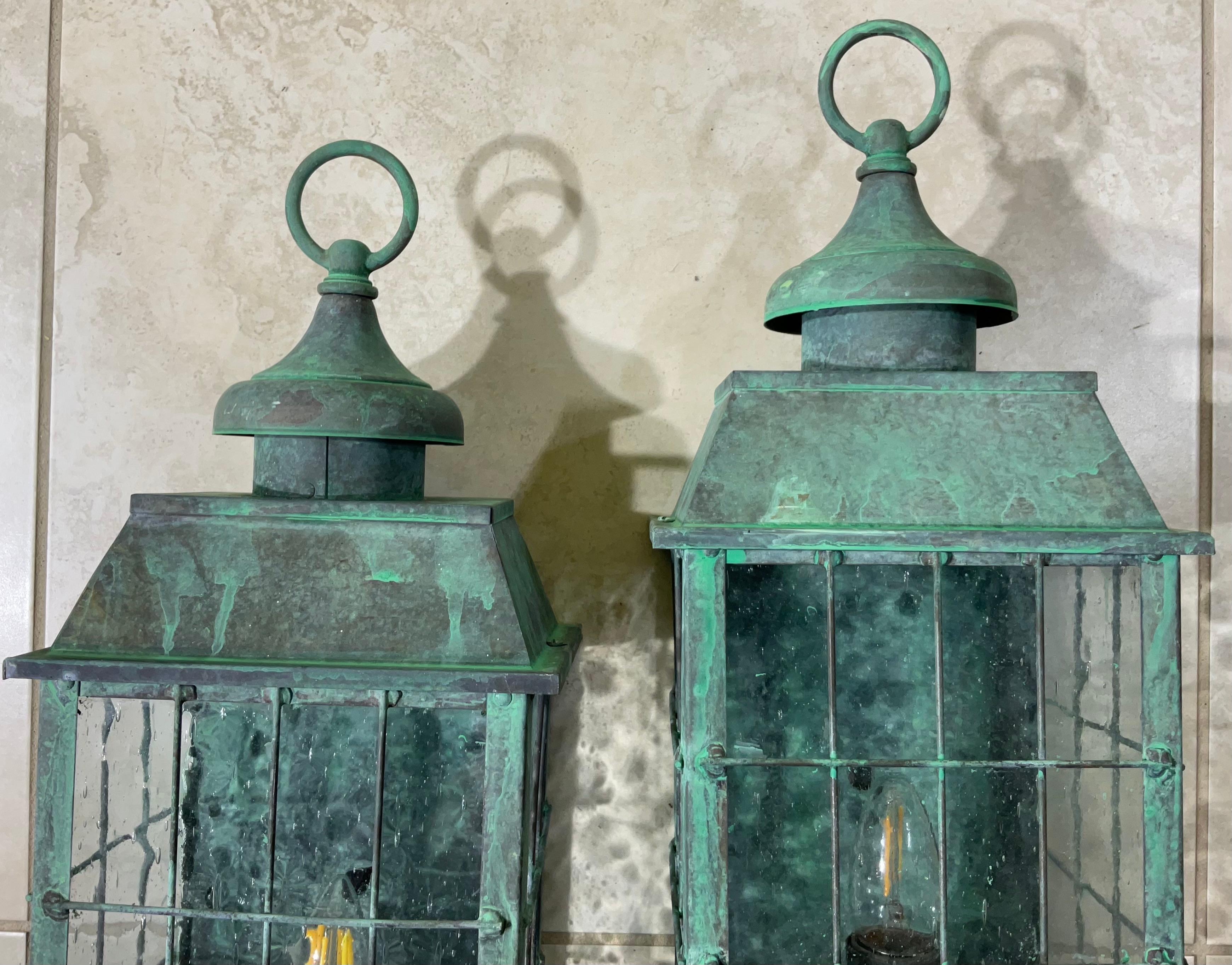 Vintage Paar Wandlaternen aus massivem patiniertem Messing im Angebot 2