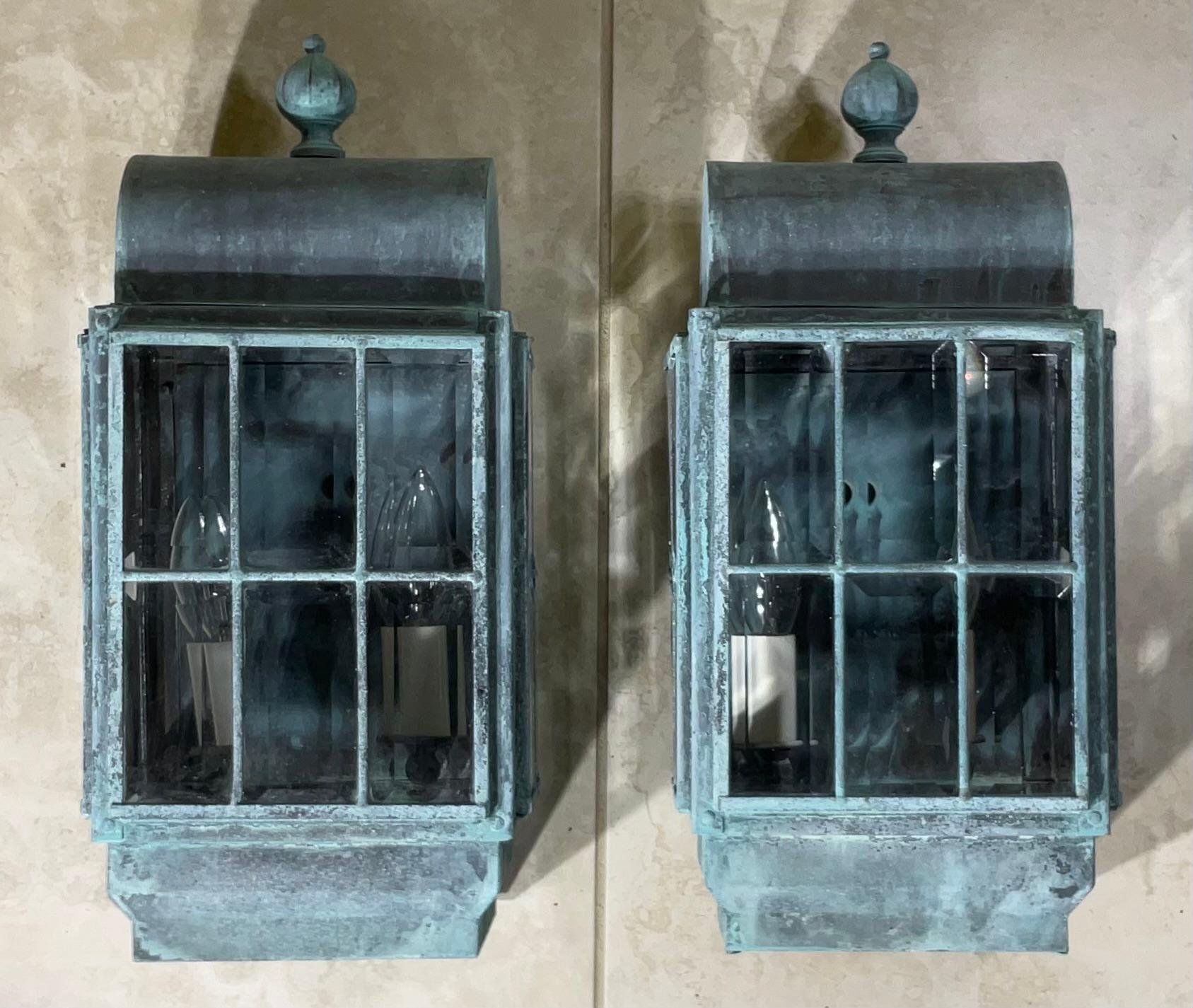 Vintage Paire de lanternes murales en laiton massif patiné en vente 2