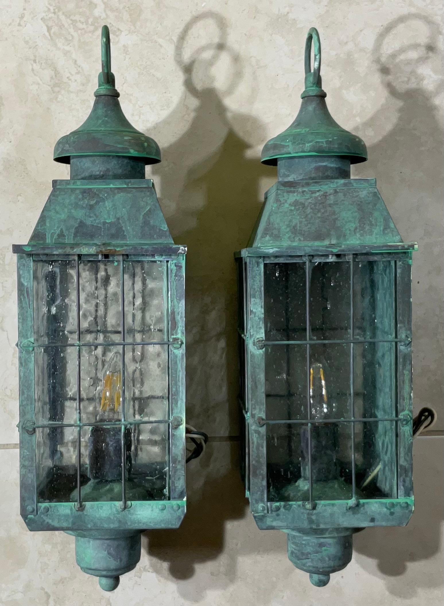 Vintage Paar Wandlaternen aus massivem patiniertem Messing im Angebot 3