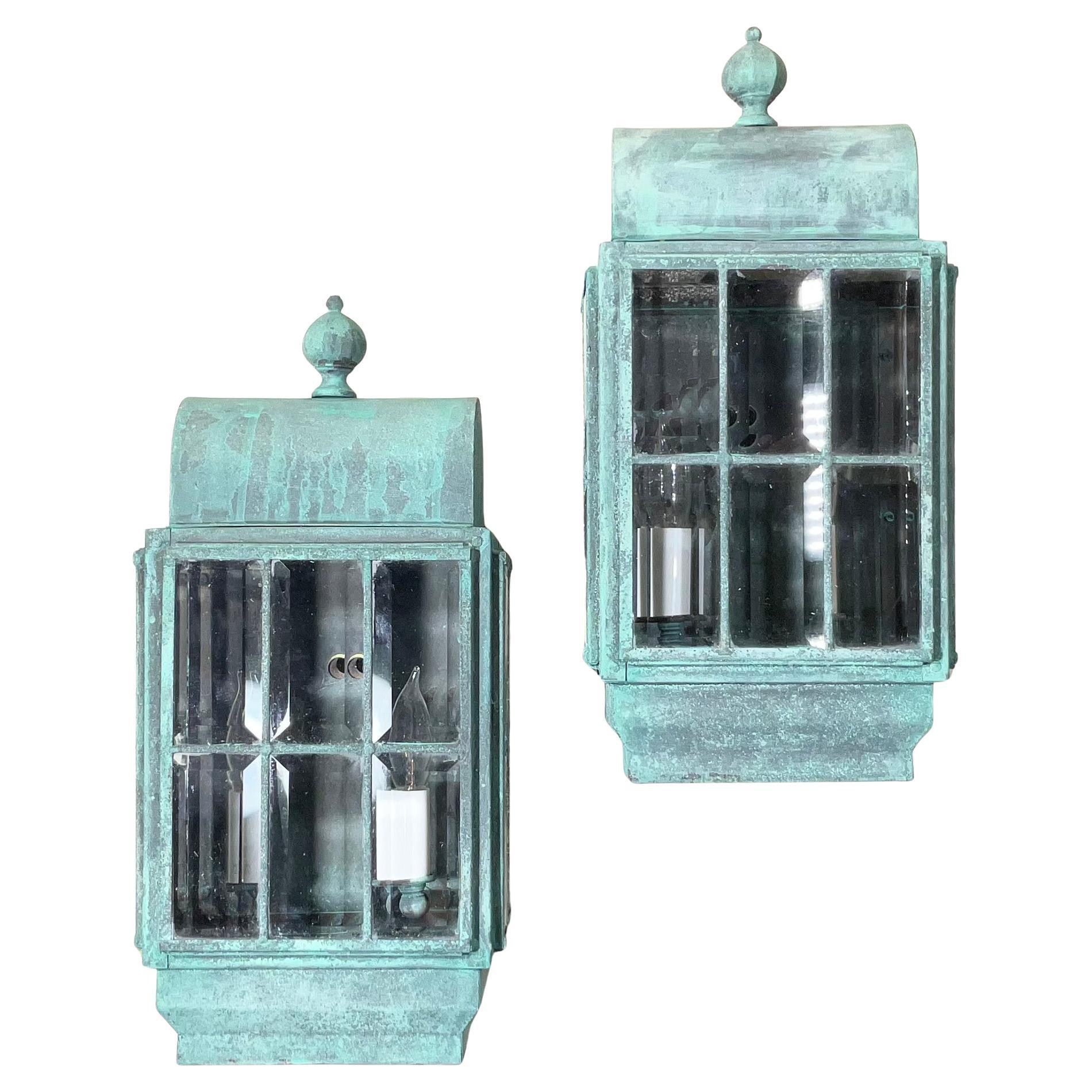 Vintage Paire de lanternes murales en laiton massif patiné