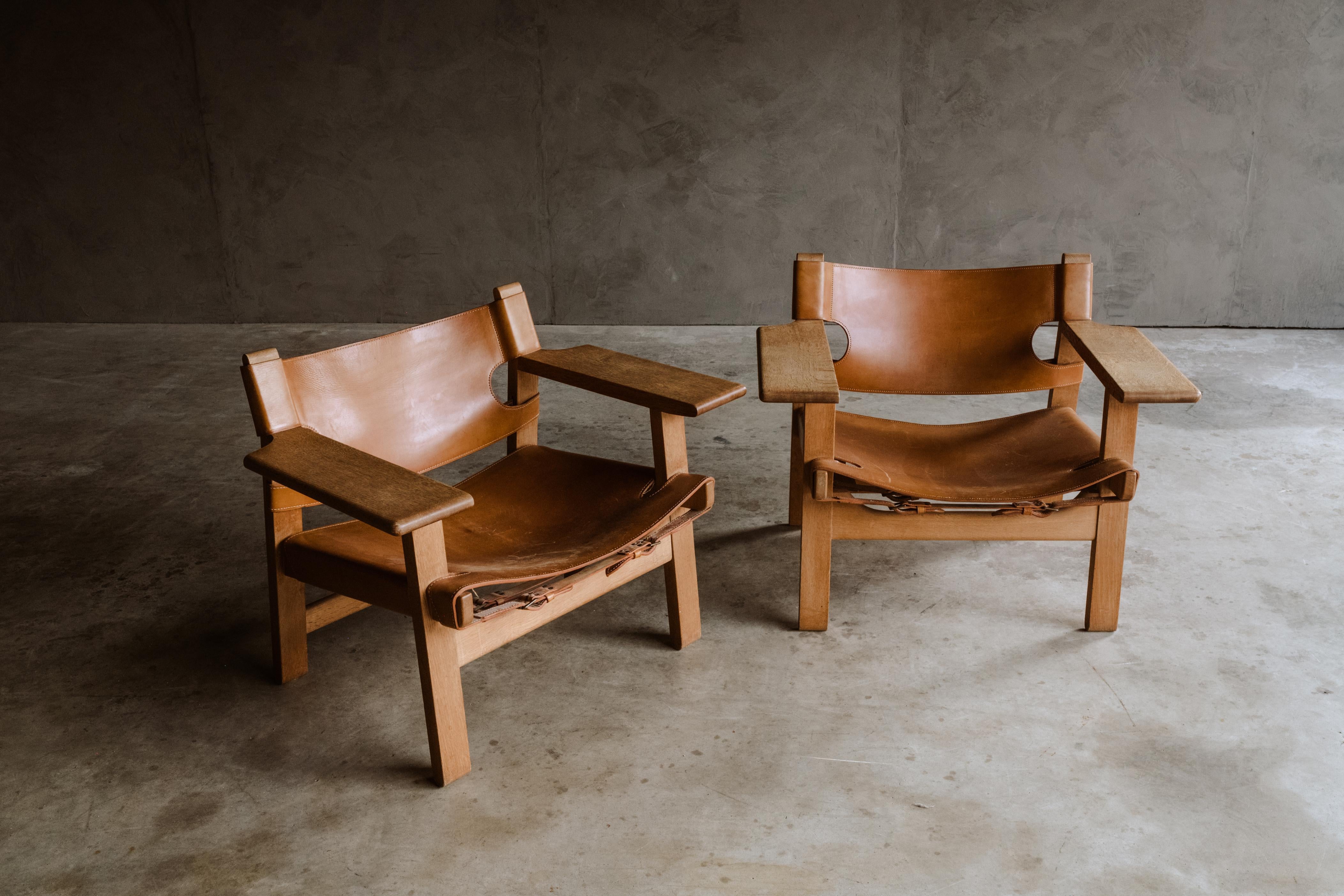 Vintage pair of Spanish chairs designed by Børge Mogensen, Denmark 1970s. Solid oak construction with original saddle leather. Produced by Fredericia Furniture, Denmark. Nice wear and patina.

We don't have the time to write an exhausting