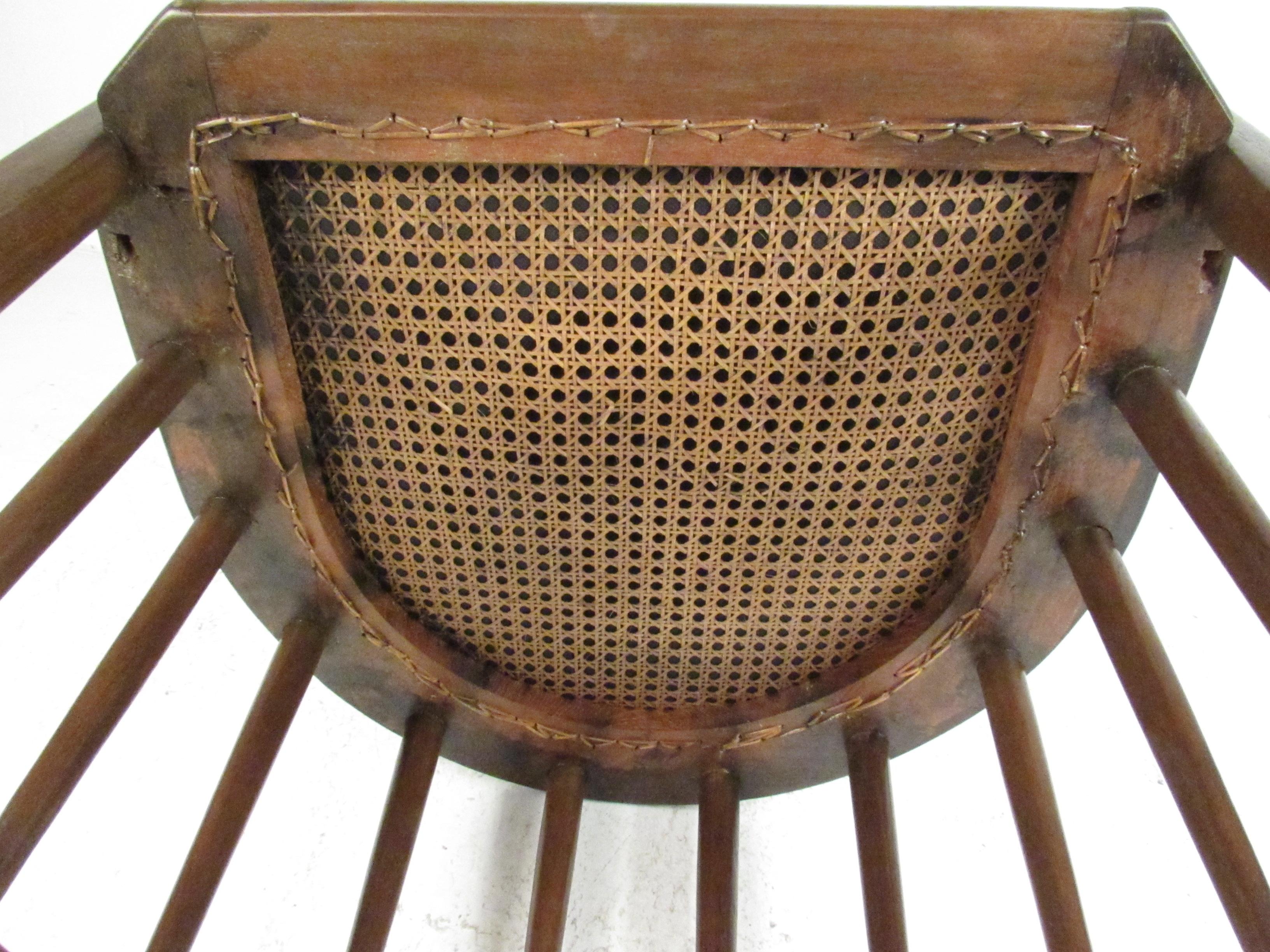 Paar Vintage-Sessel mit Spindelrücken, Barrel, Paar im Angebot 3