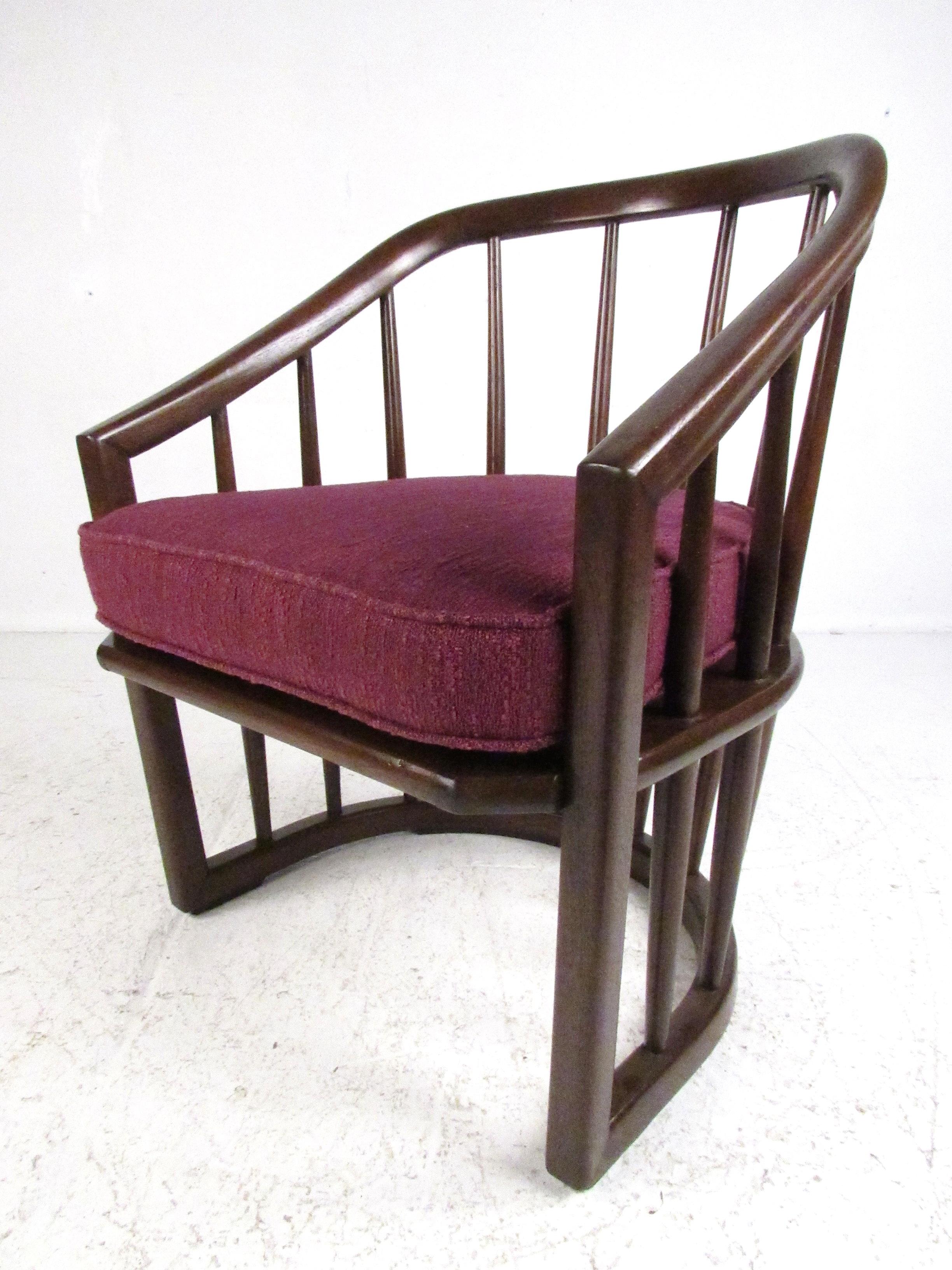 Paar Vintage-Sessel mit Spindelrücken, Barrel, Paar (amerikanisch) im Angebot
