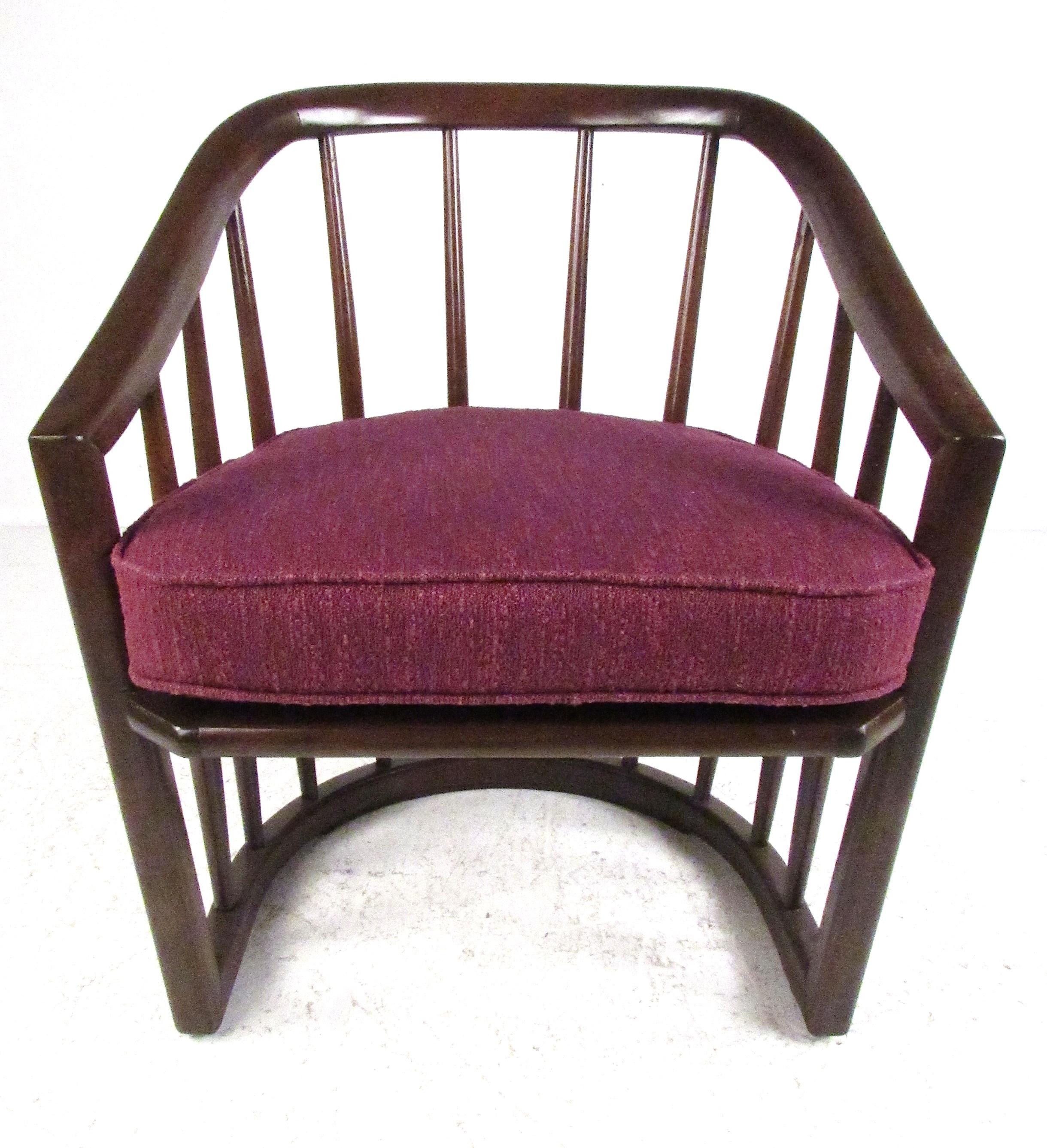 Paar Vintage-Sessel mit Spindelrücken, Barrel, Paar im Zustand „Gut“ im Angebot in Brooklyn, NY