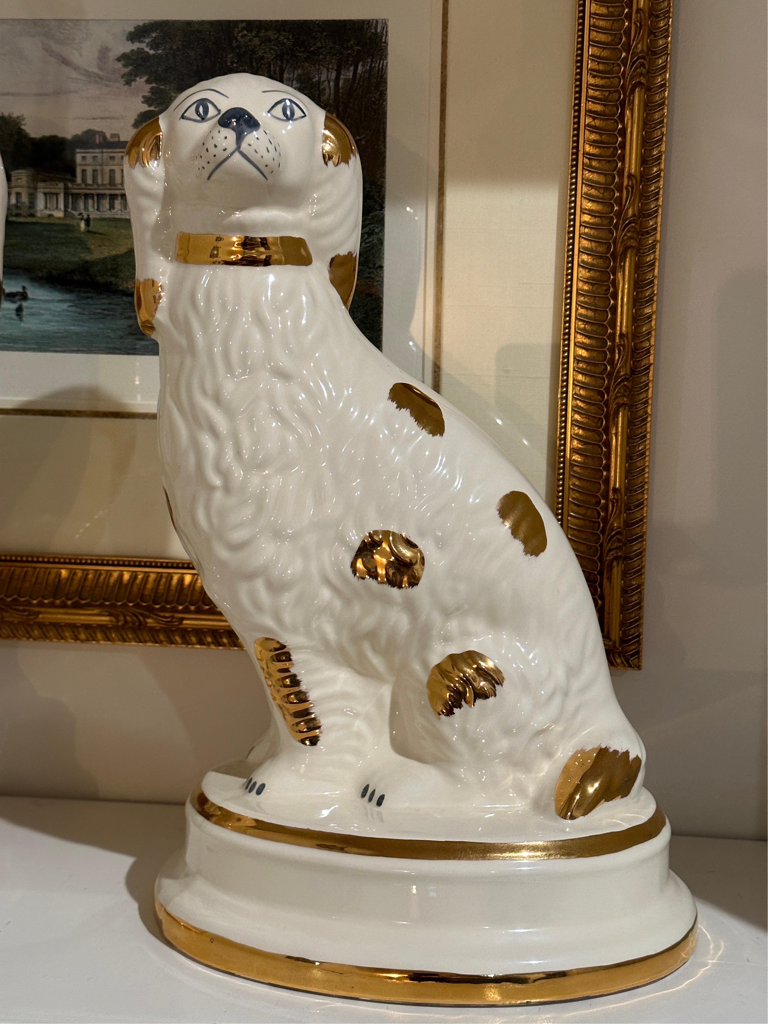 Pareja Vintage de Perros Spaniel de Cerámica Estilo Staffordshire de Chelsea House Chinoiserie en venta