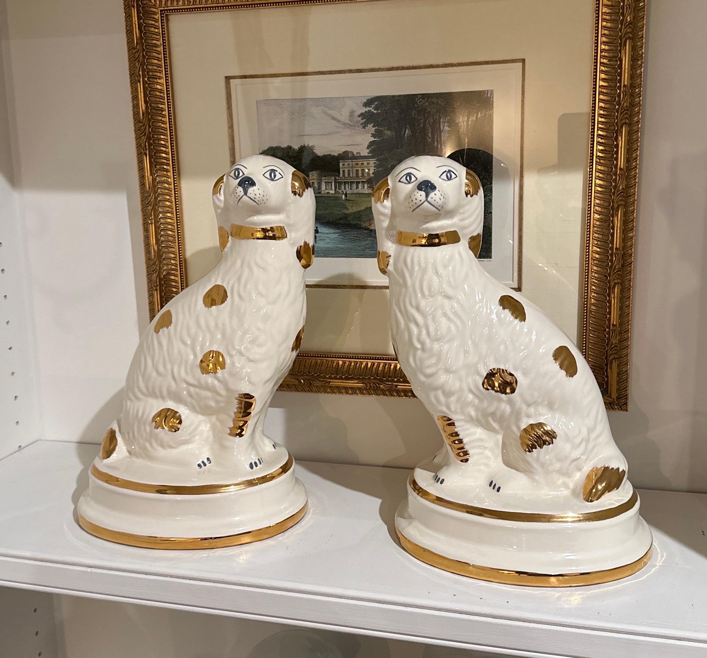 Pareja Vintage de Perros Spaniel de Cerámica Estilo Staffordshire de Chelsea House Vaciado en venta