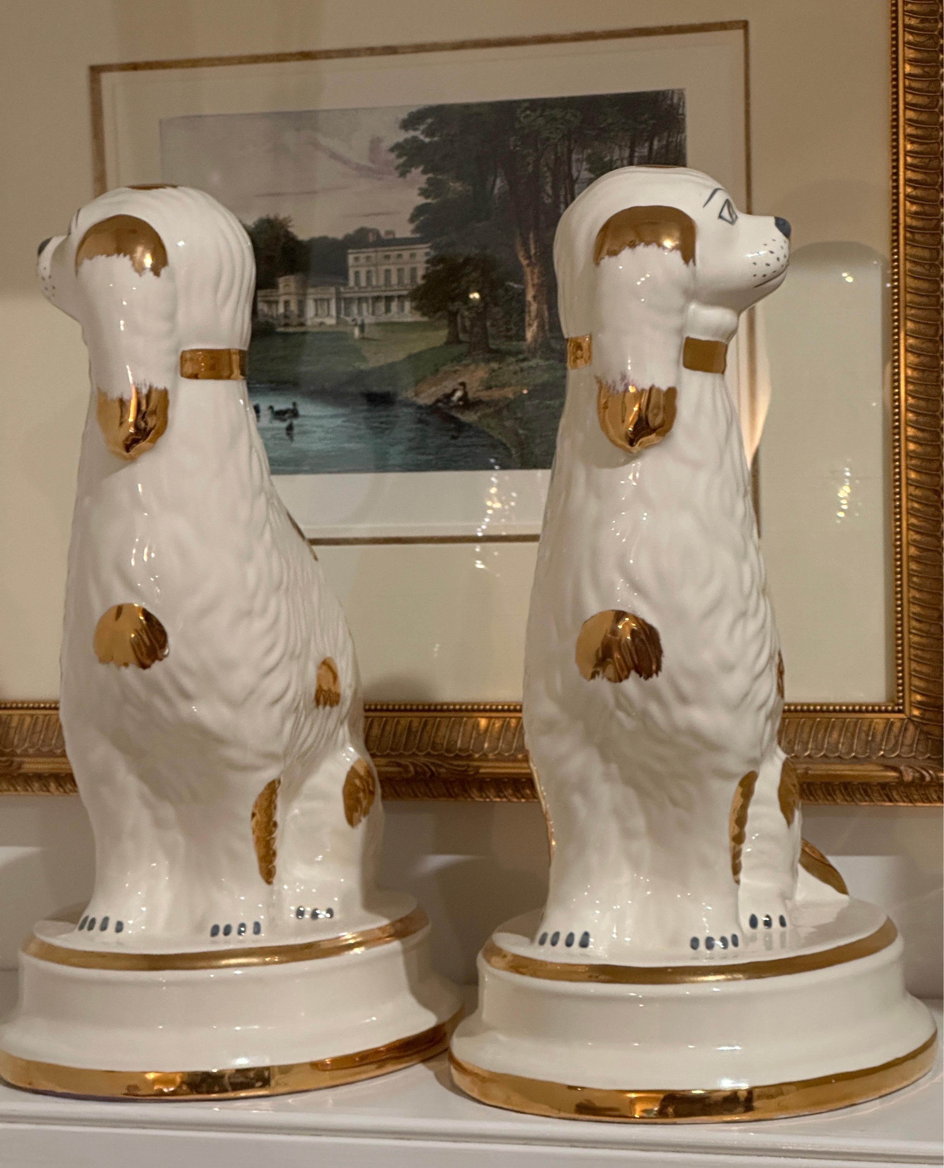 Pareja Vintage de Perros Spaniel de Cerámica Estilo Staffordshire de Chelsea House Siglo XXI y contemporáneo en venta